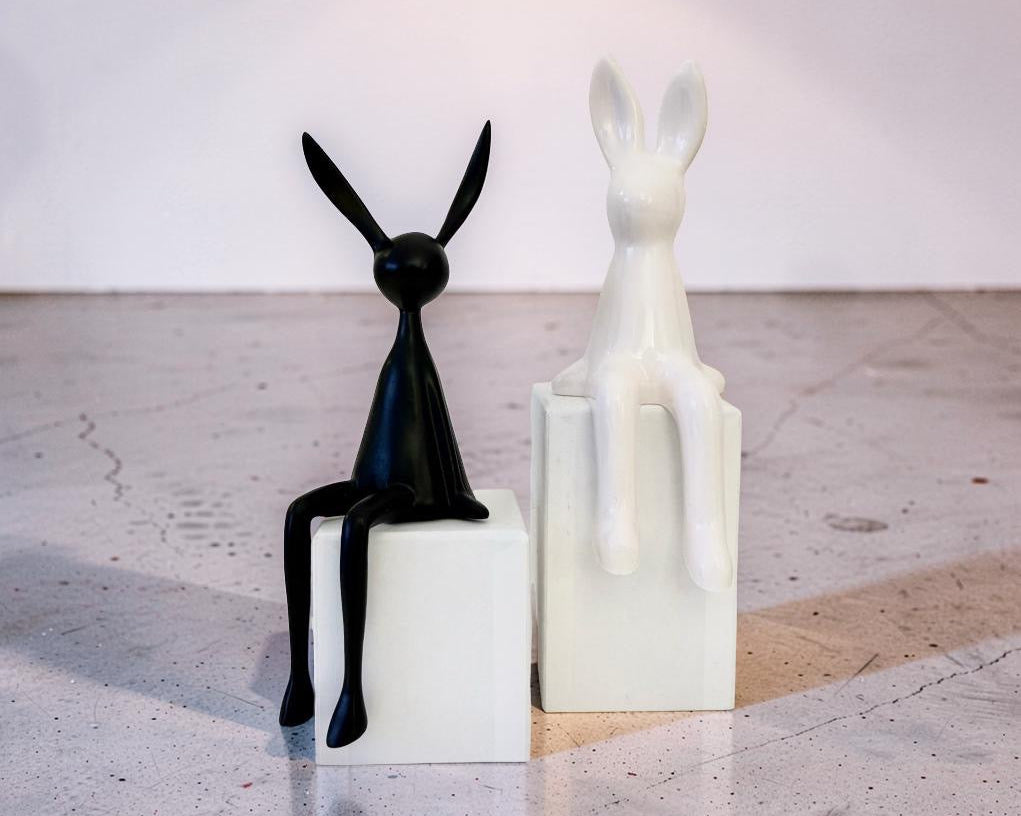Osterhasen | minimalistische sitzende Deko Hasen in schwarz oder weiß Roo's Gift Shop