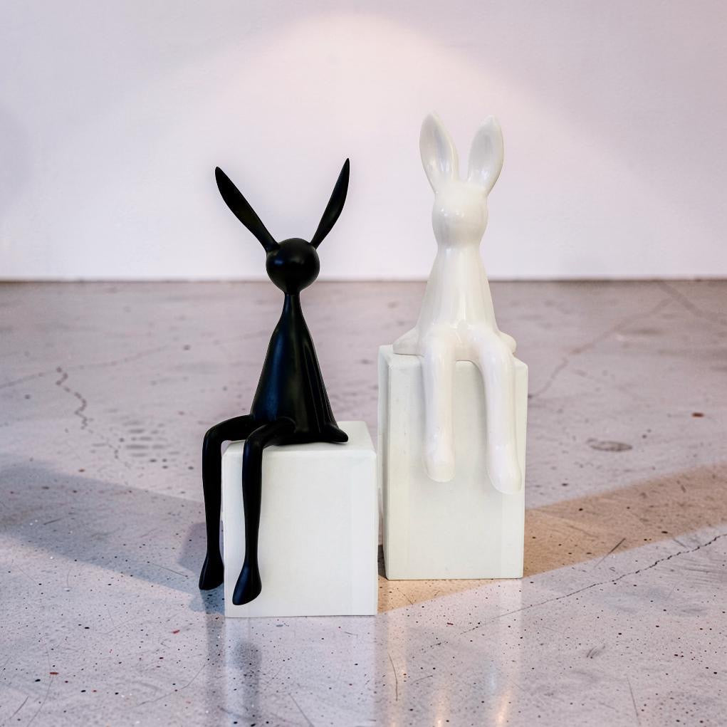 Osterhasen | minimalistische sitzende Deko Hasen in schwarz oder weiß Roo's Gift Shop