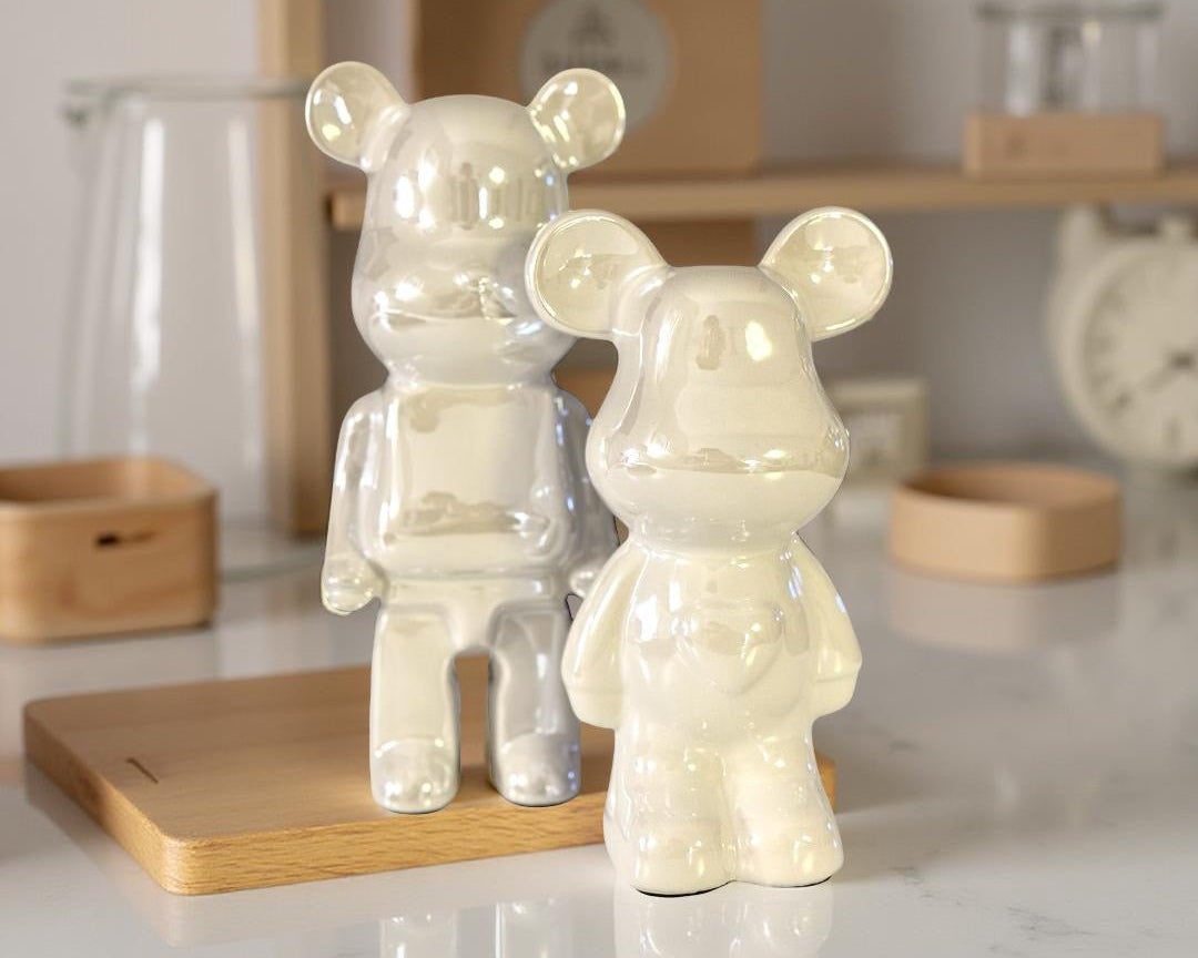 Bären Dekofiguren | minimalistischer Deko Bär aus weißer irisierender Keramik | Bärenfigur Roo's Gift Shop