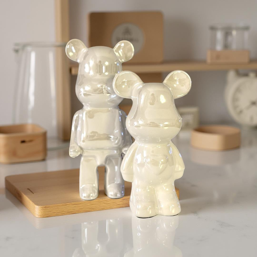 Bären Dekofiguren | minimalistischer Deko Bär aus weißer irisierender Keramik | Bärenfigur Roo's Gift Shop