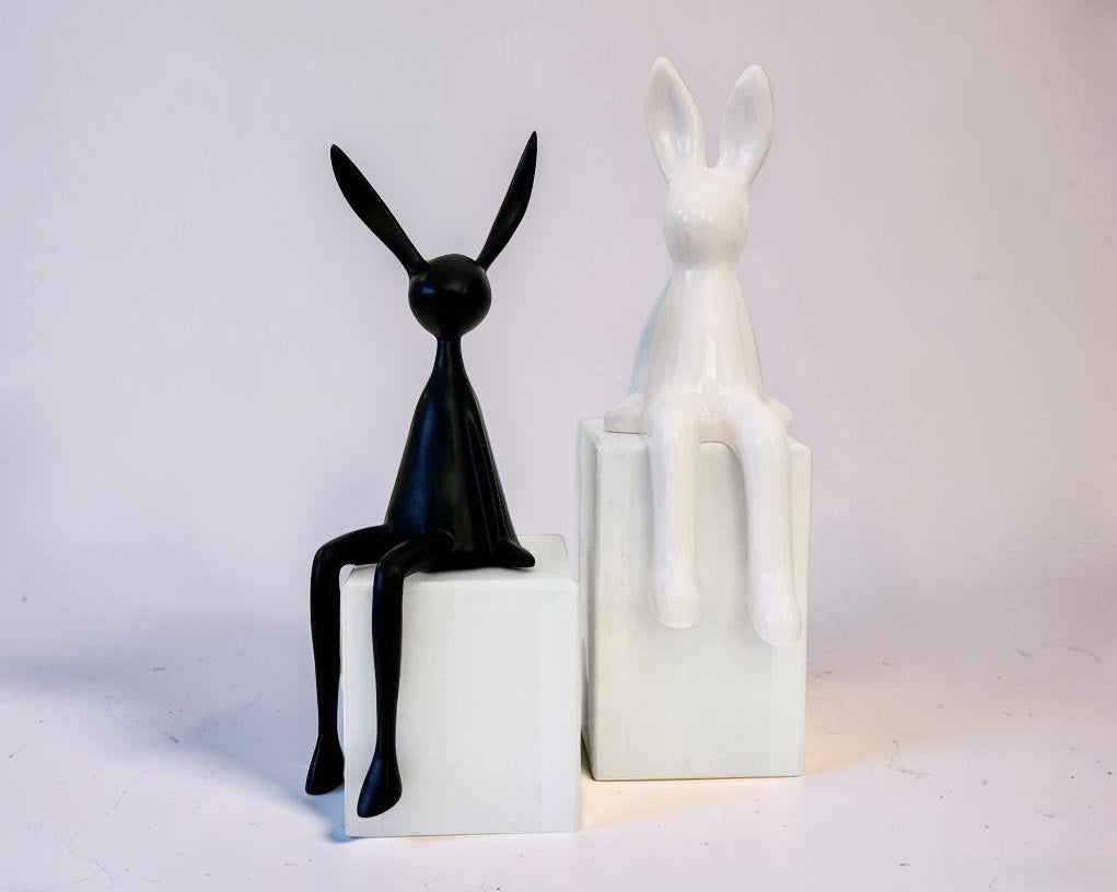 Osterhasen | minimalistische sitzende Deko Hasen in schwarz oder weiß Roo's Gift Shop