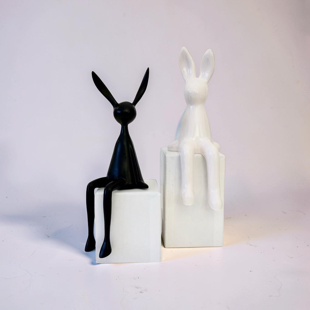Osterhasen | minimalistische sitzende Deko Hasen in schwarz oder weiß Roo's Gift Shop