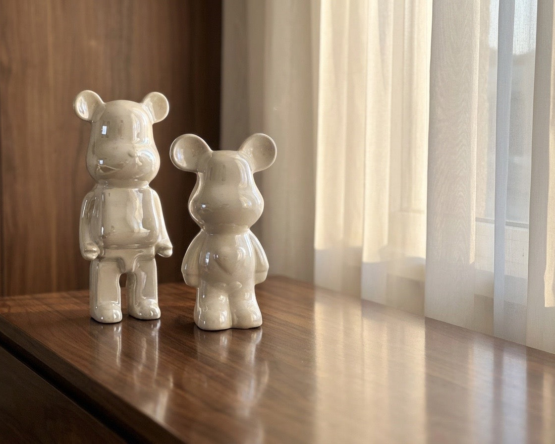Bären Dekofiguren | minimalistischer Deko Bär aus weißer irisierender Keramik | Bärenfigur Roo's Gift Shop