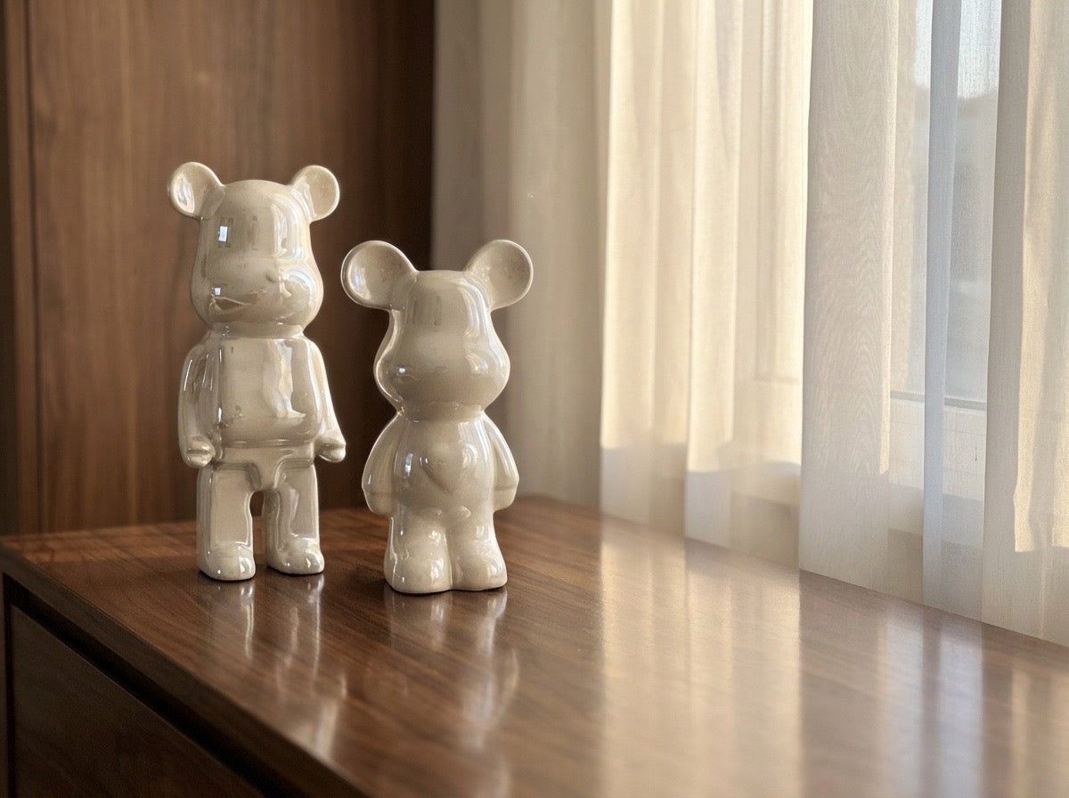 Bären Dekofiguren | minimalistischer Deko Bär aus weißer irisierender Keramik | Bärenfigur Roo's Gift Shop