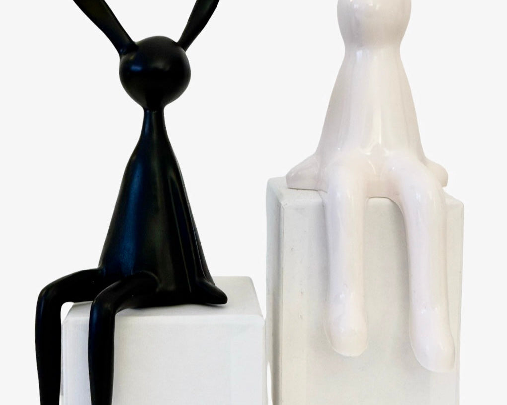 Osterhasen | minimalistische sitzende Deko Hasen in schwarz oder weiß Roo's Gift Shop