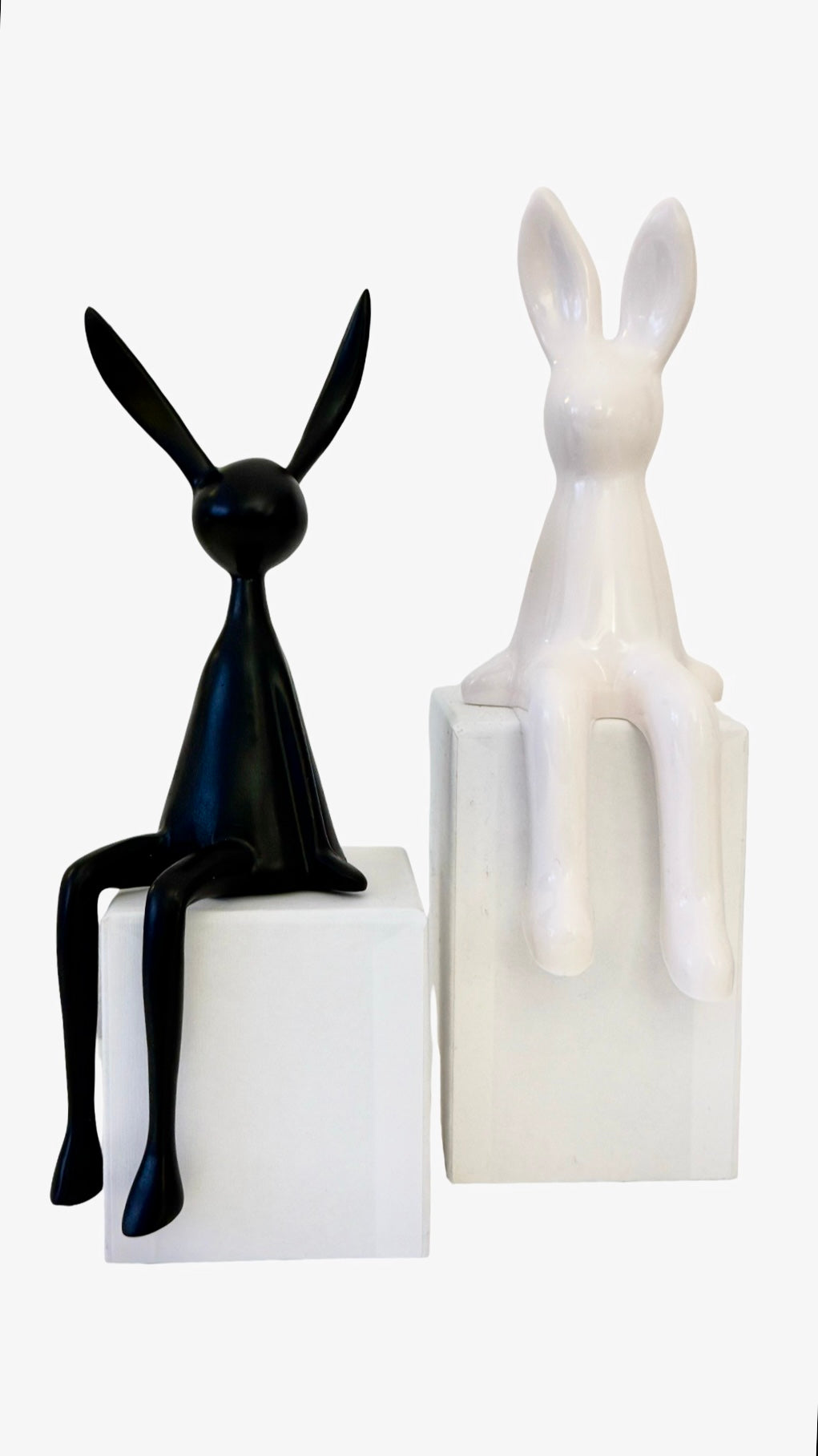 Osterhasen | minimalistische sitzende Deko Hasen in schwarz oder weiß Roo's Gift Shop