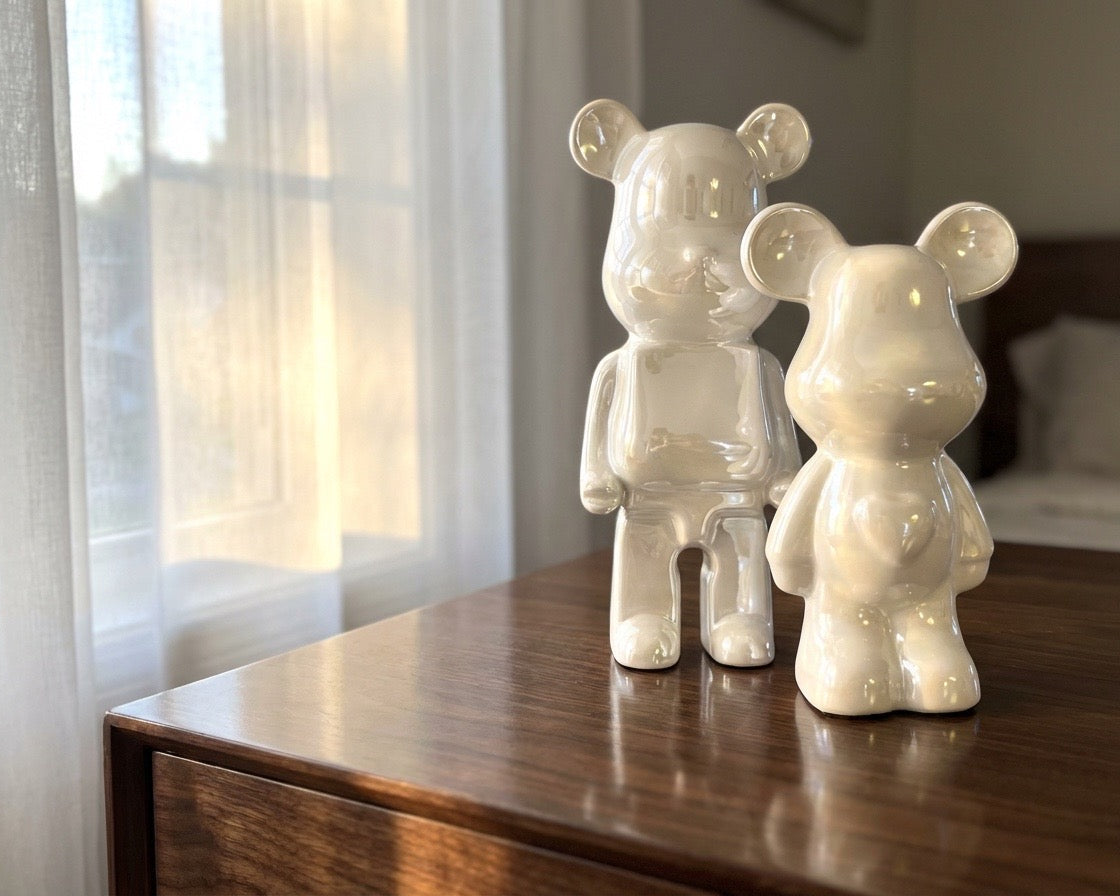 Bären Dekofiguren | minimalistischer Deko Bär aus weißer irisierender Keramik | Bärenfigur Roo's Gift Shop