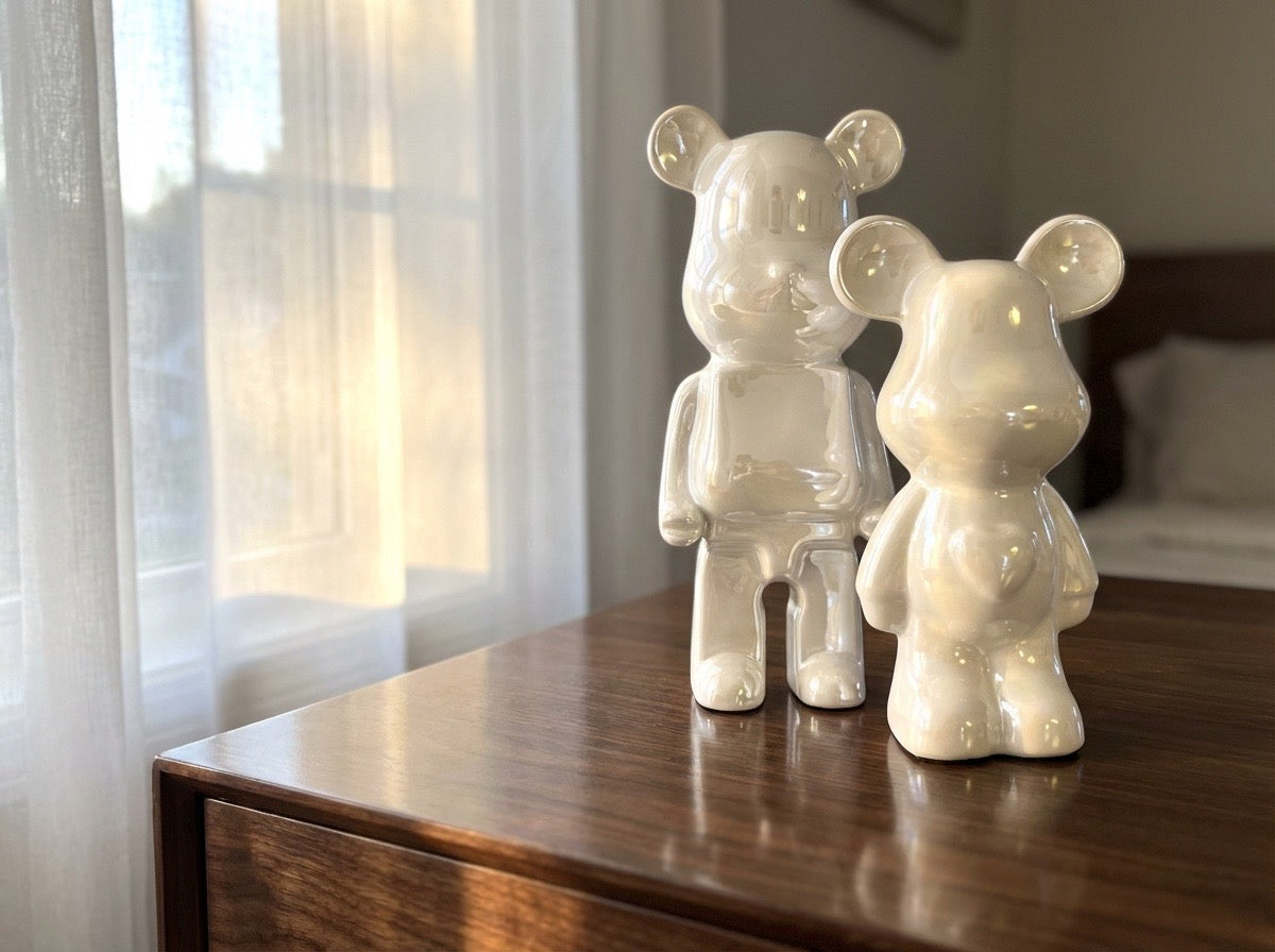 Bären Dekofiguren | minimalistischer Deko Bär aus weißer irisierender Keramik | Bärenfigur Roo's Gift Shop