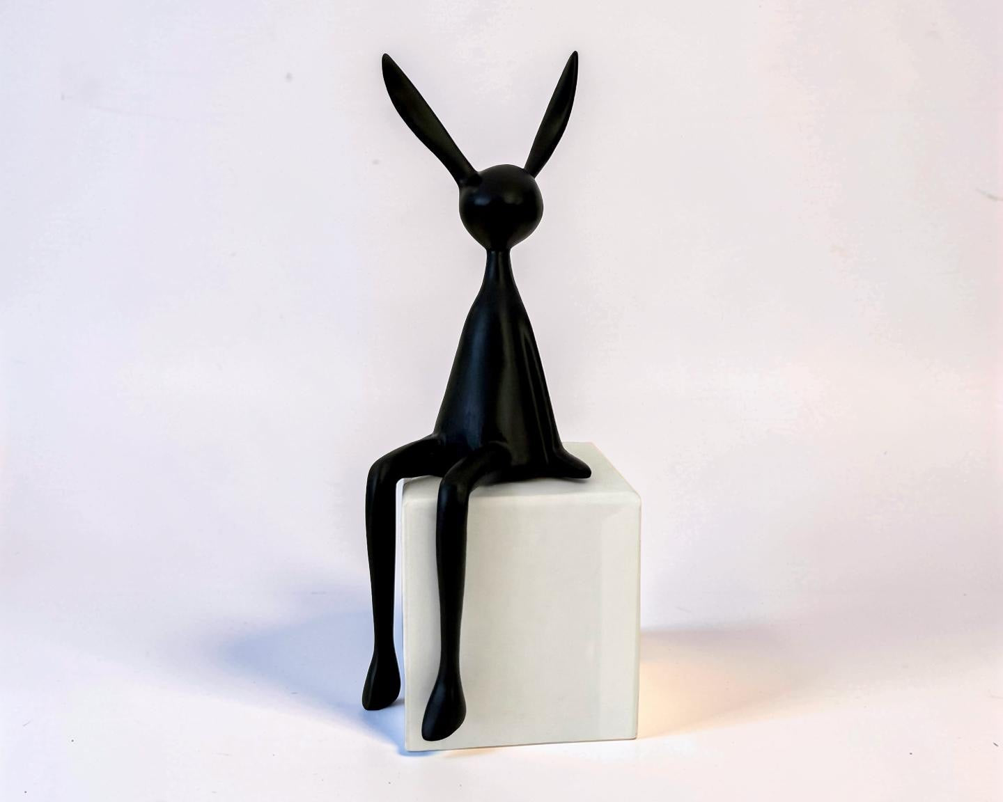Osterhasen | minimalistische sitzende Deko Hasen in schwarz oder weiß Roo's Gift Shop