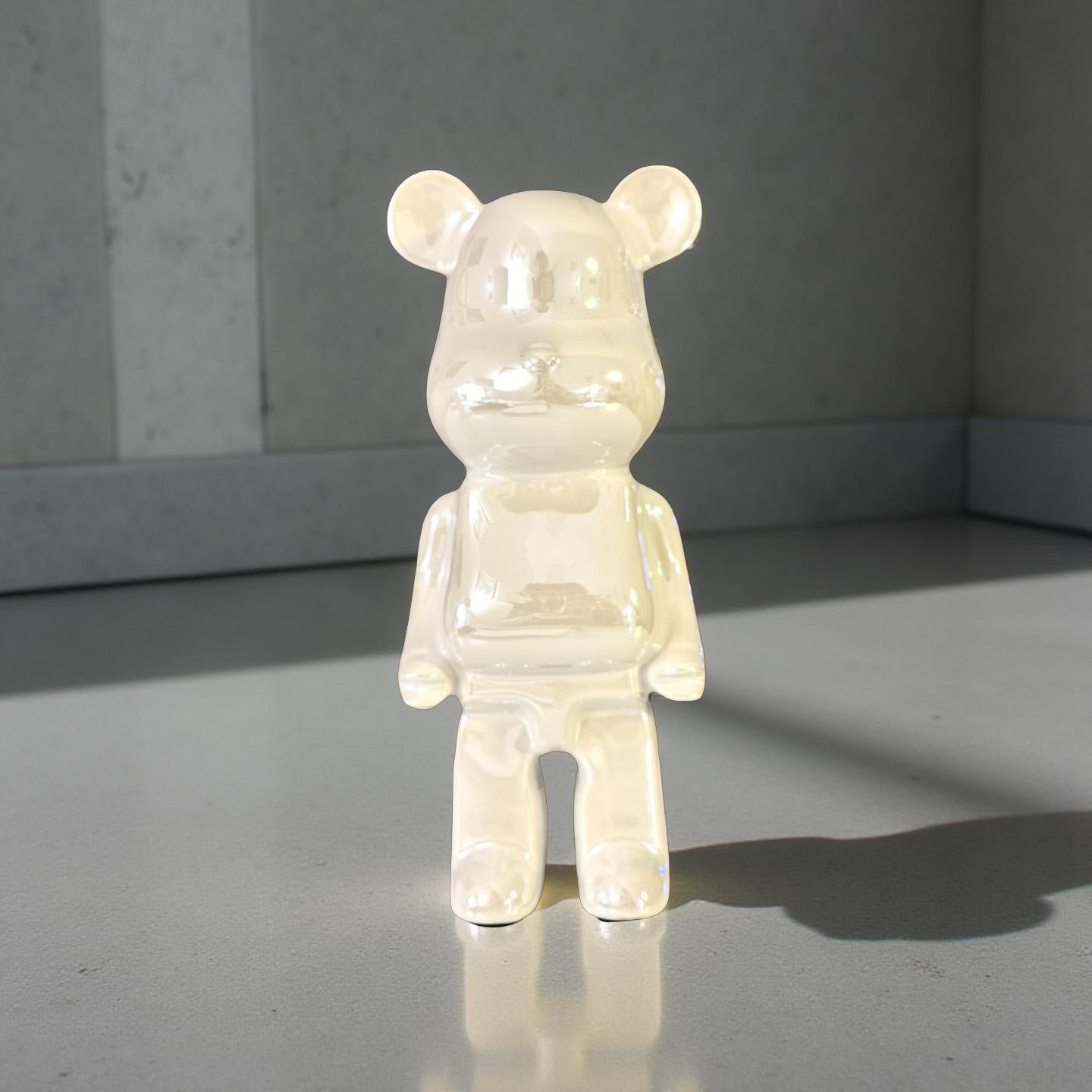 Bären Dekofiguren | minimalistischer Deko Bär aus weißer irisierender Keramik | Bärenfigur Roo's Gift Shop