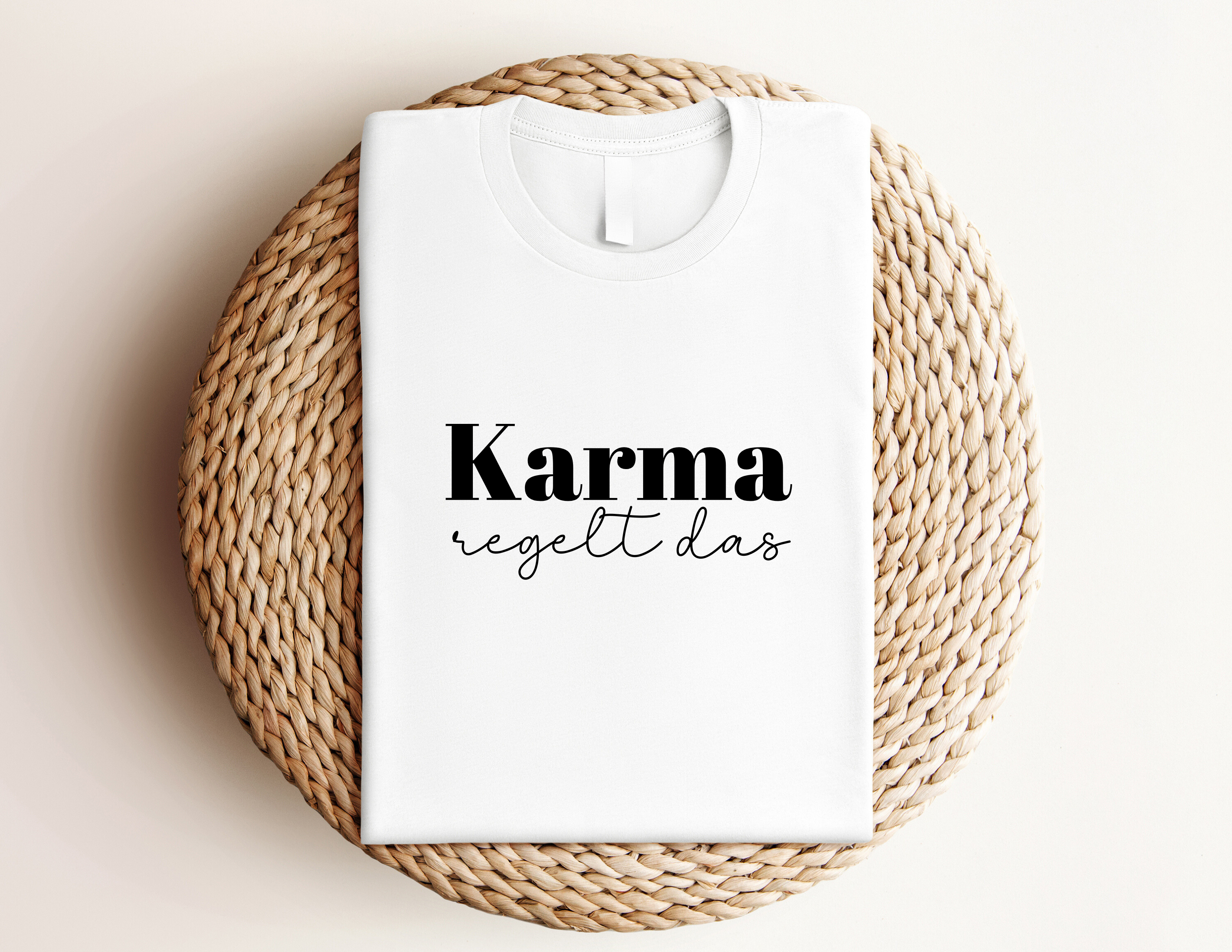 Karma T-Shirt – 'Karma regelt das' | weiß oder grau Roo's Gift Shop
