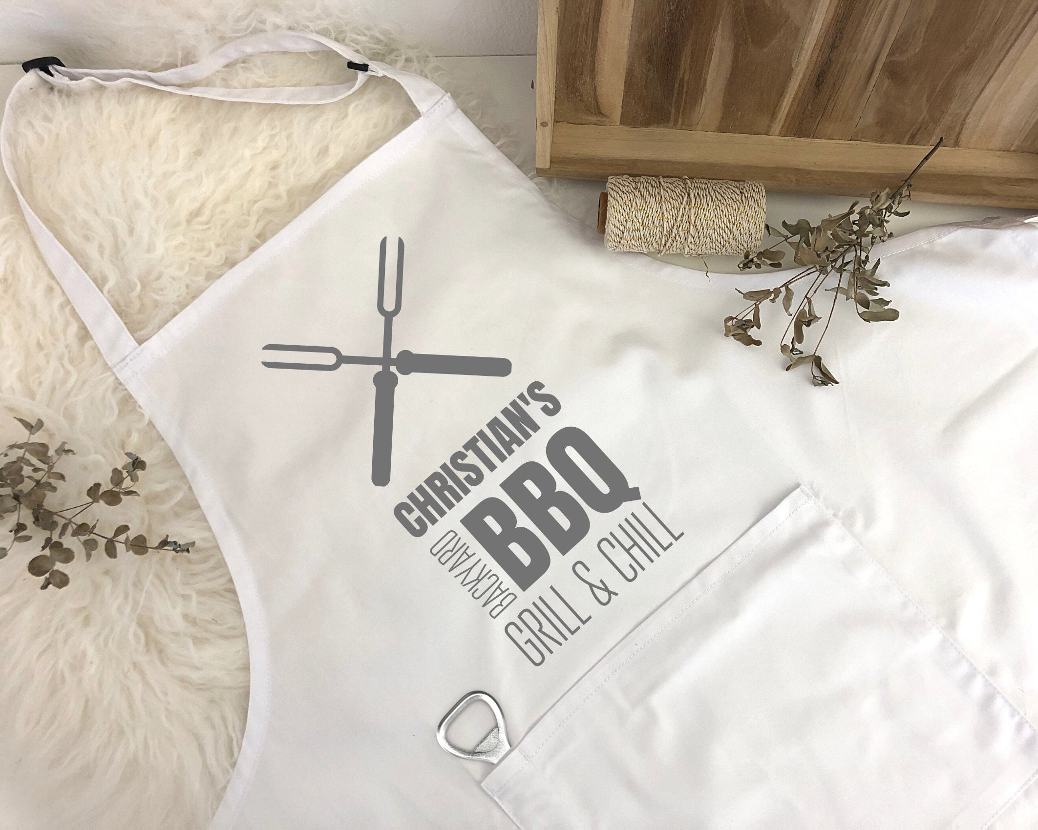 Personalisierte Schürze | Grillen | BBQ Schürze für Männer mit Namen | weiß, grau, schwarz | beschriftet