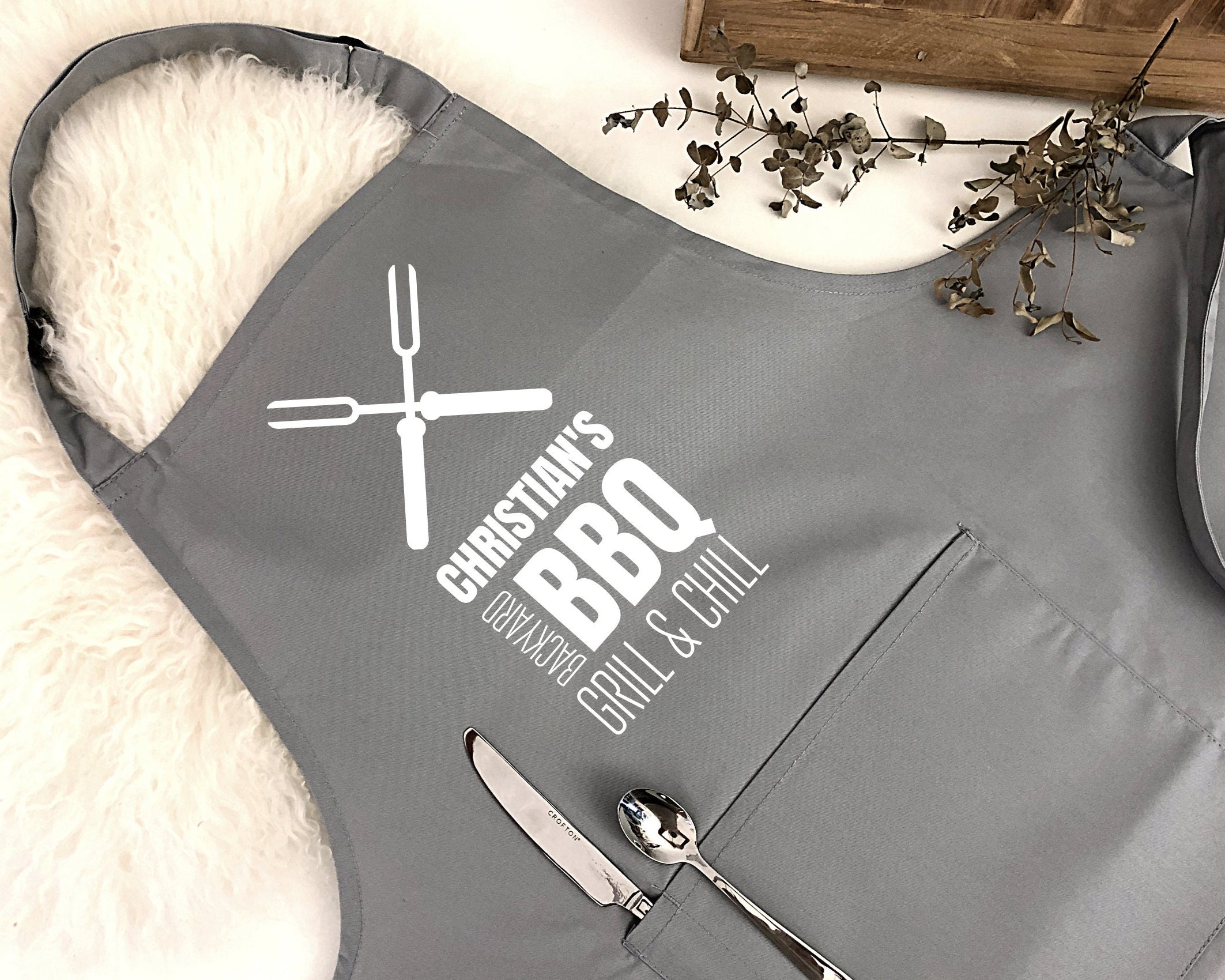 Personalisierte Schürze | Grillen | BBQ Schürze für Männer mit Namen | weiß, grau, schwarz | beschriftet