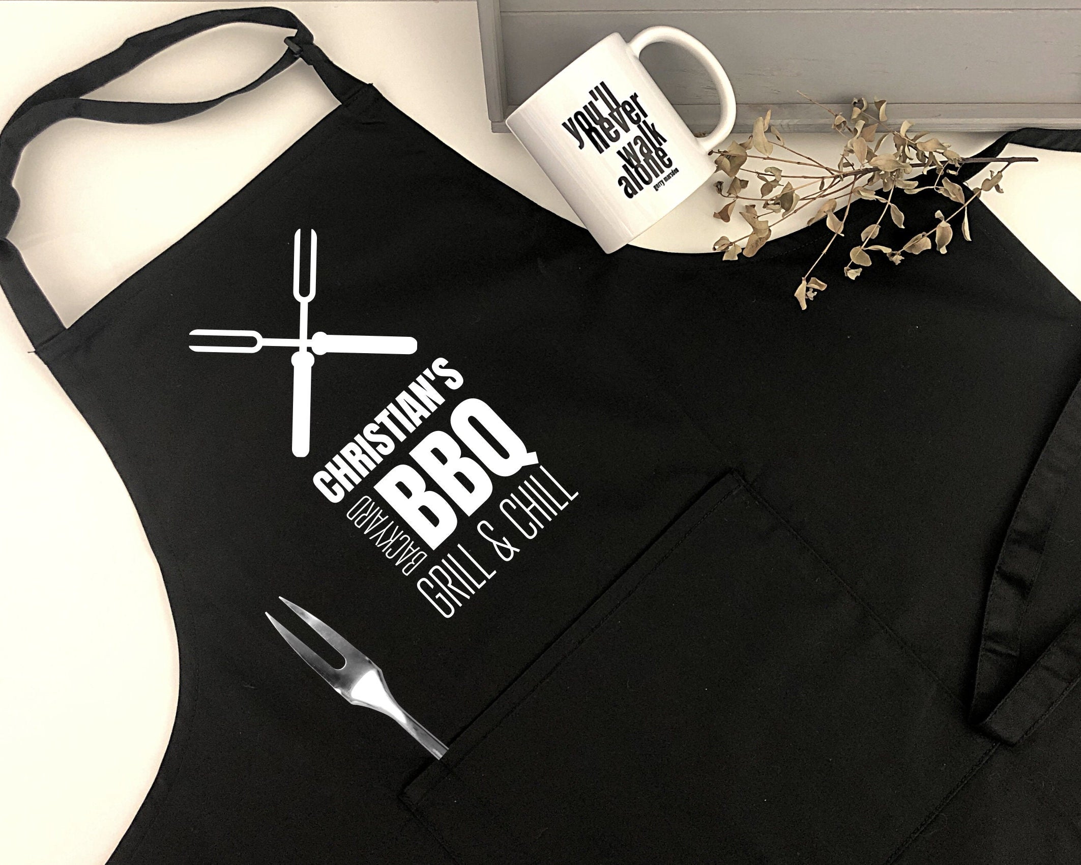 Personalisierte Schürze | Grillen | BBQ Schürze für Männer mit Namen | weiß, grau, schwarz | beschriftet