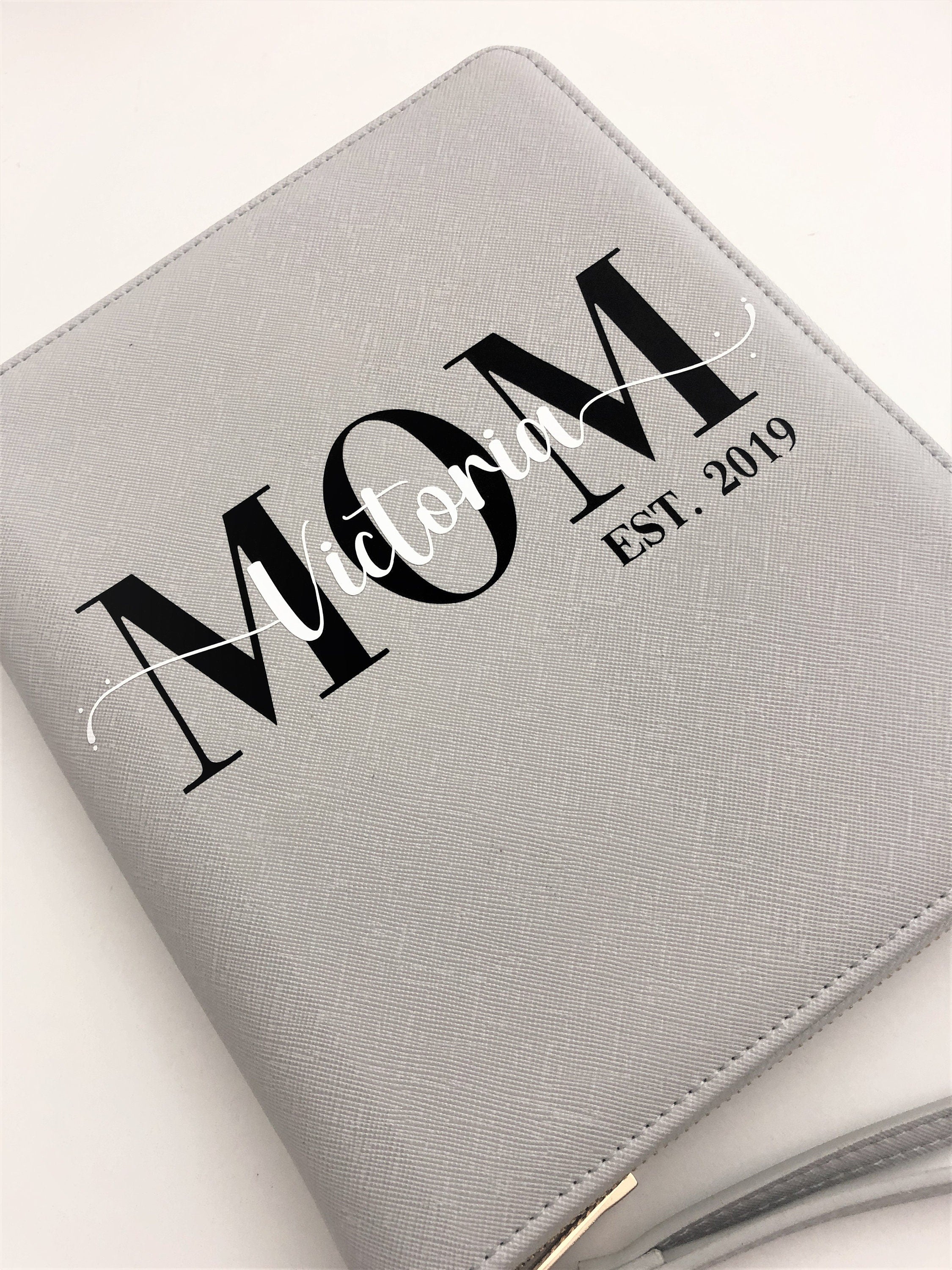 Grauer Organizer für Mutterpass & U-Heft | personalisierte Mappe für alle Unterlagen | Dokumenten Hülle für Mama und Kind