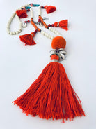 XXL Kette im Boho-Stil mit neon Orange | beige Perlen | Pompons Kaurimuscheln | Quasten | Ibiza Style