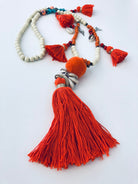 XXL Kette im Boho-Stil mit neon Orange | beige Perlen | Pompons Kaurimuscheln | Quasten | Ibiza Style