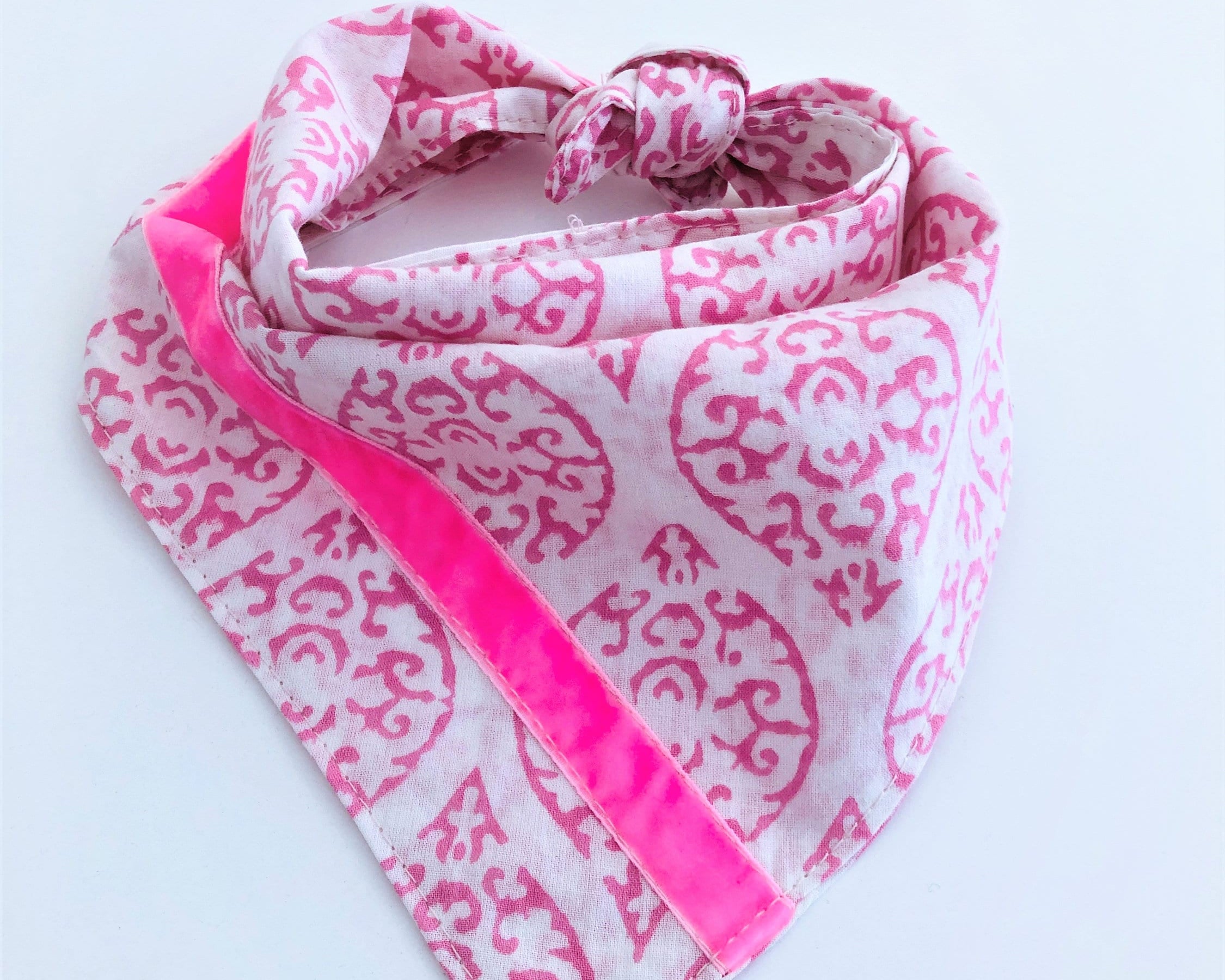Weiß pinkes Hunde Halstuch | Bandana zum Wenden | Ethnomuster | Dreieckstuch zum Binden | Samtband | Gr. S