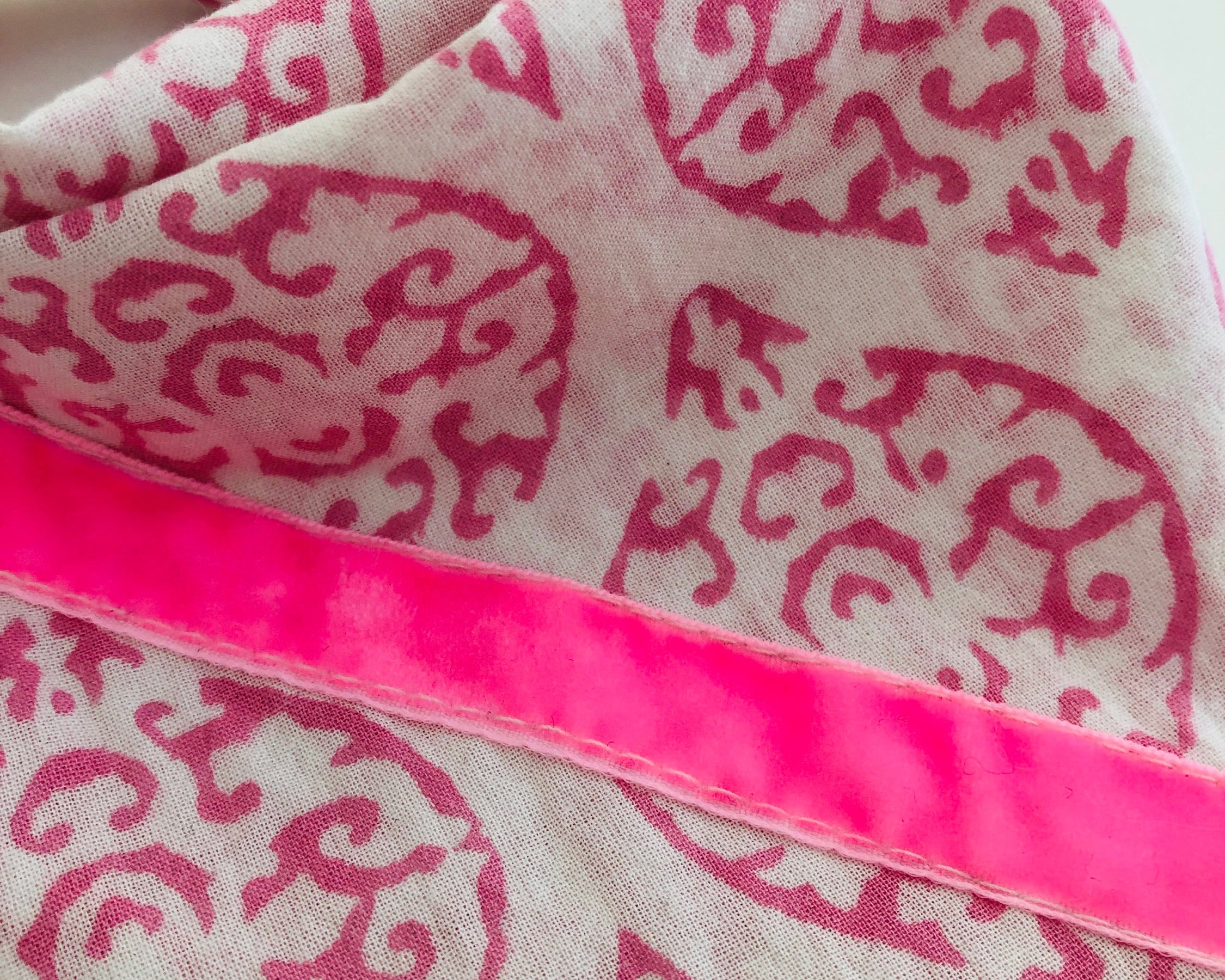 Weiß pinkes Hunde Halstuch | Bandana zum Wenden | Ethnomuster | Dreieckstuch zum Binden | Samtband | Gr. S