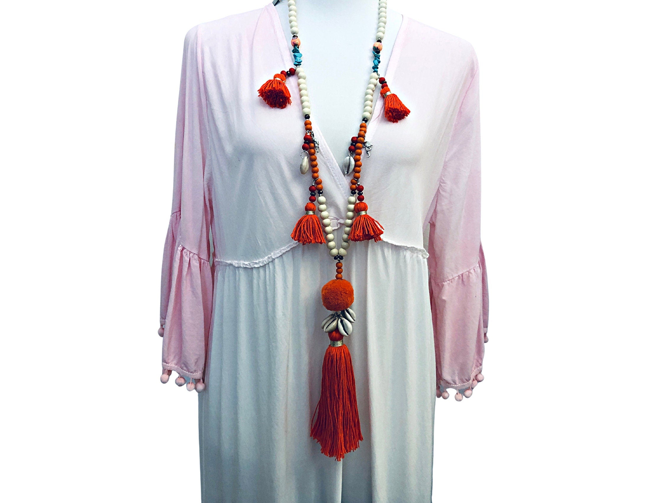 XXL Kette im Boho-Stil mit neon Orange | beige Perlen | Pompons Kaurimuscheln | Quasten | Ibiza Style