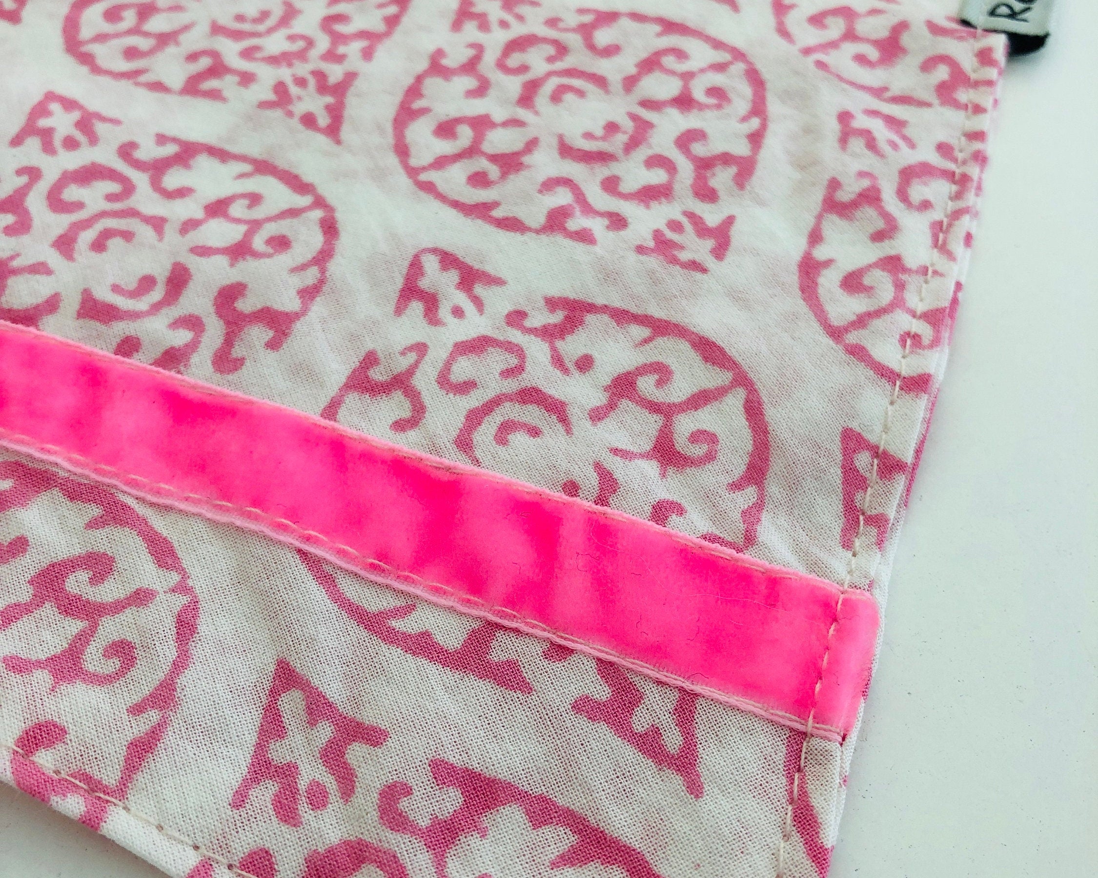 Weiß pinkes Hunde Halstuch | Bandana zum Wenden | Ethnomuster | Dreieckstuch zum Binden | Samtband | Gr. S