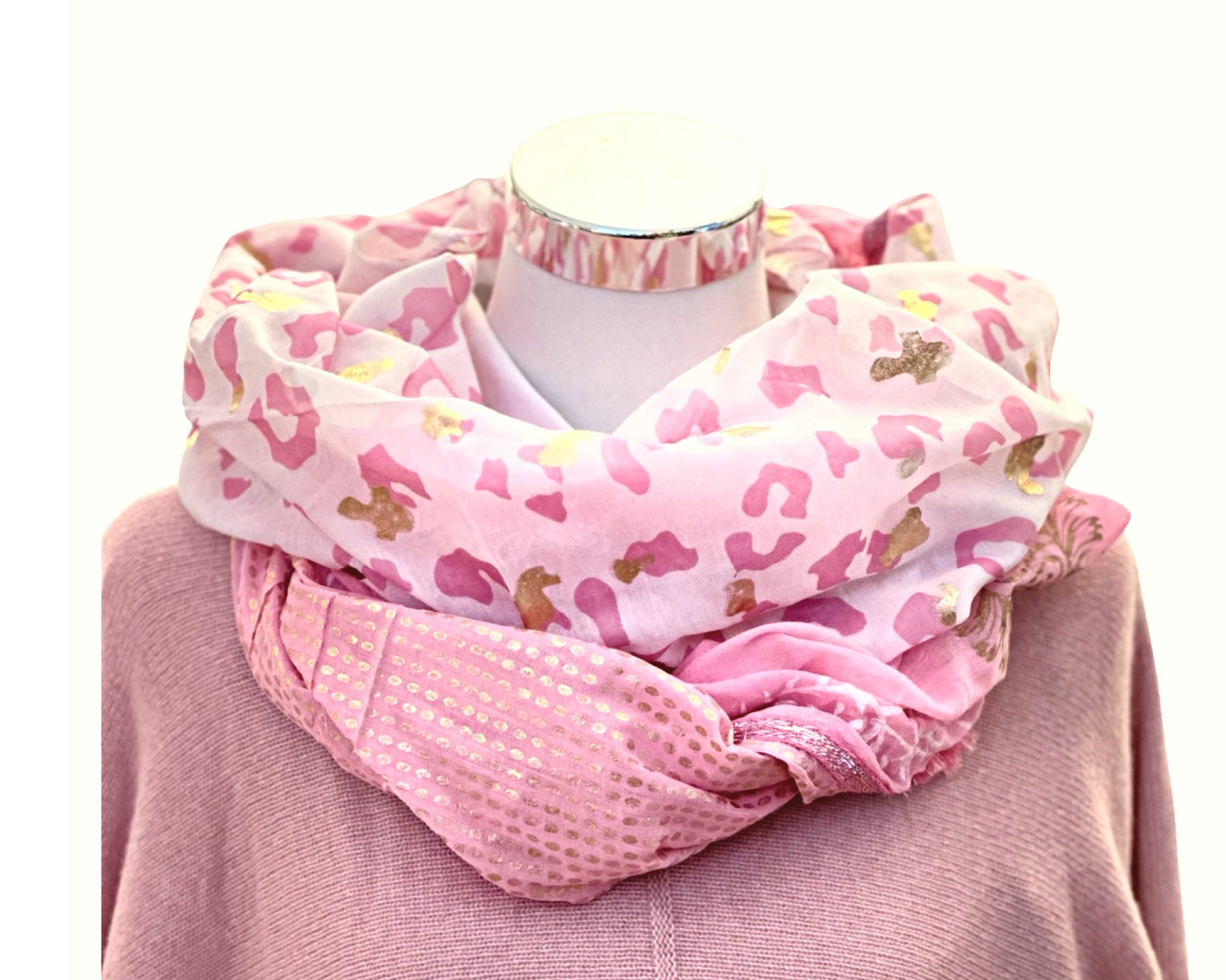 Rosa Tuch im Boho-Style | Leo | zartes Pink mit gold bedruckt | mit Quasten