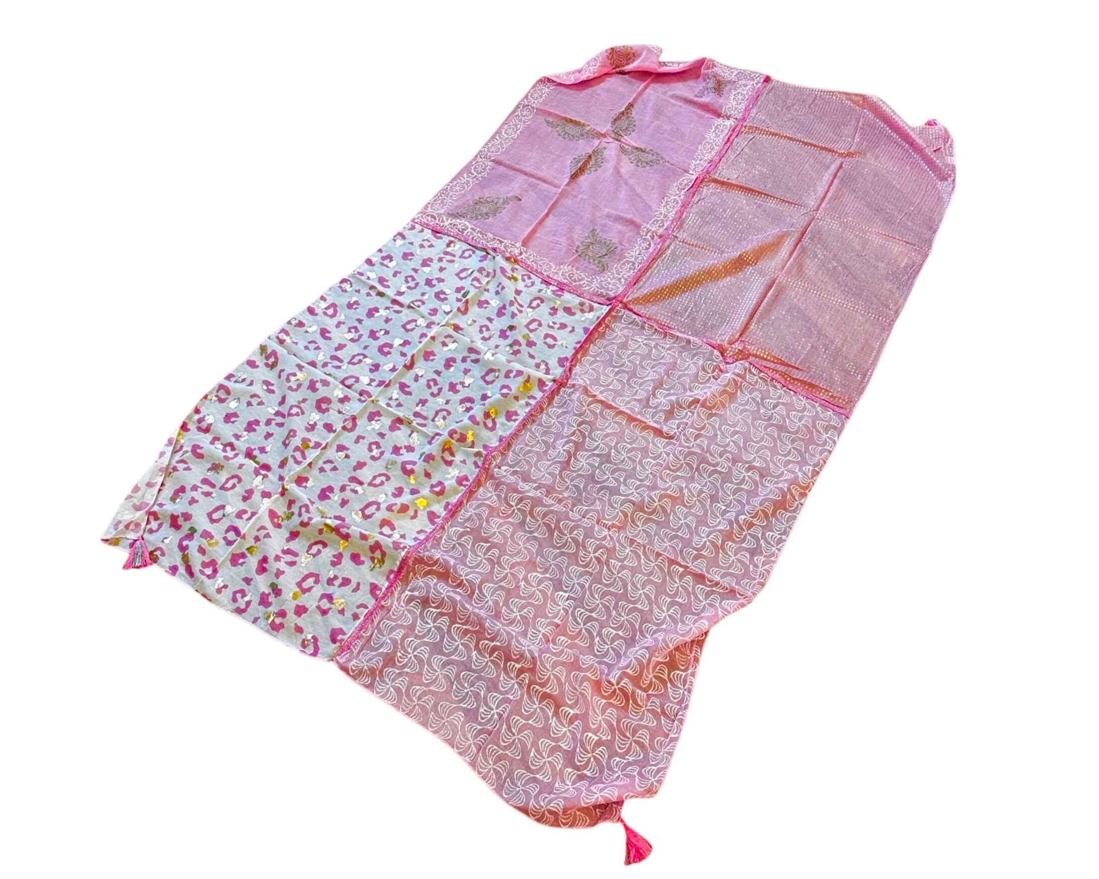 Rosa Tuch im Boho-Style | Leo | zartes Pink mit gold bedruckt | mit Quasten