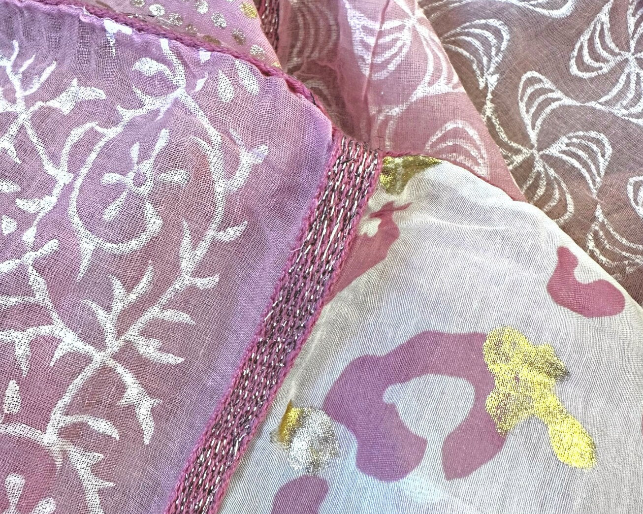 Rosa Tuch im Boho-Style | Leo | zartes Pink mit gold bedruckt | mit Quasten