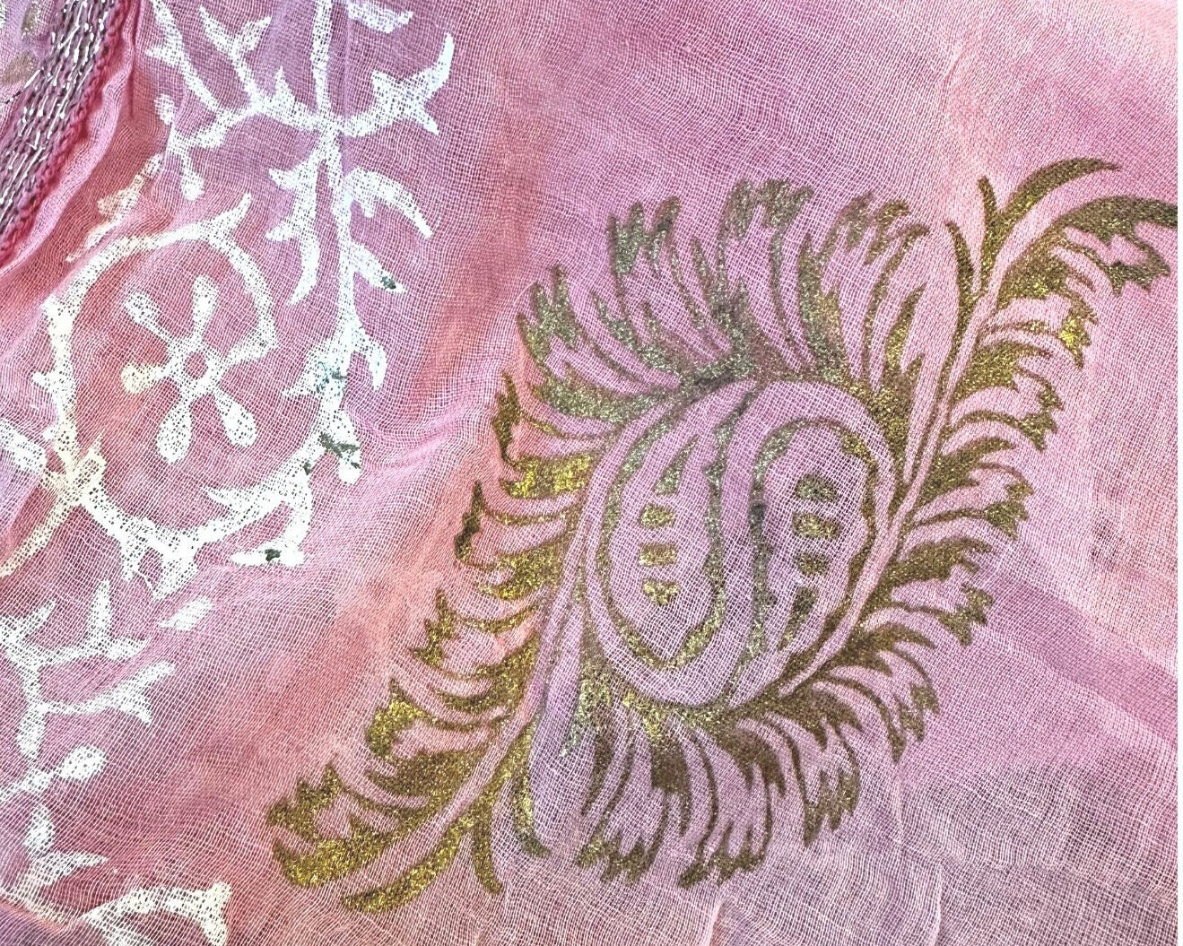 Rosa Tuch im Boho-Style | Leo | zartes Pink mit gold bedruckt | mit Quasten