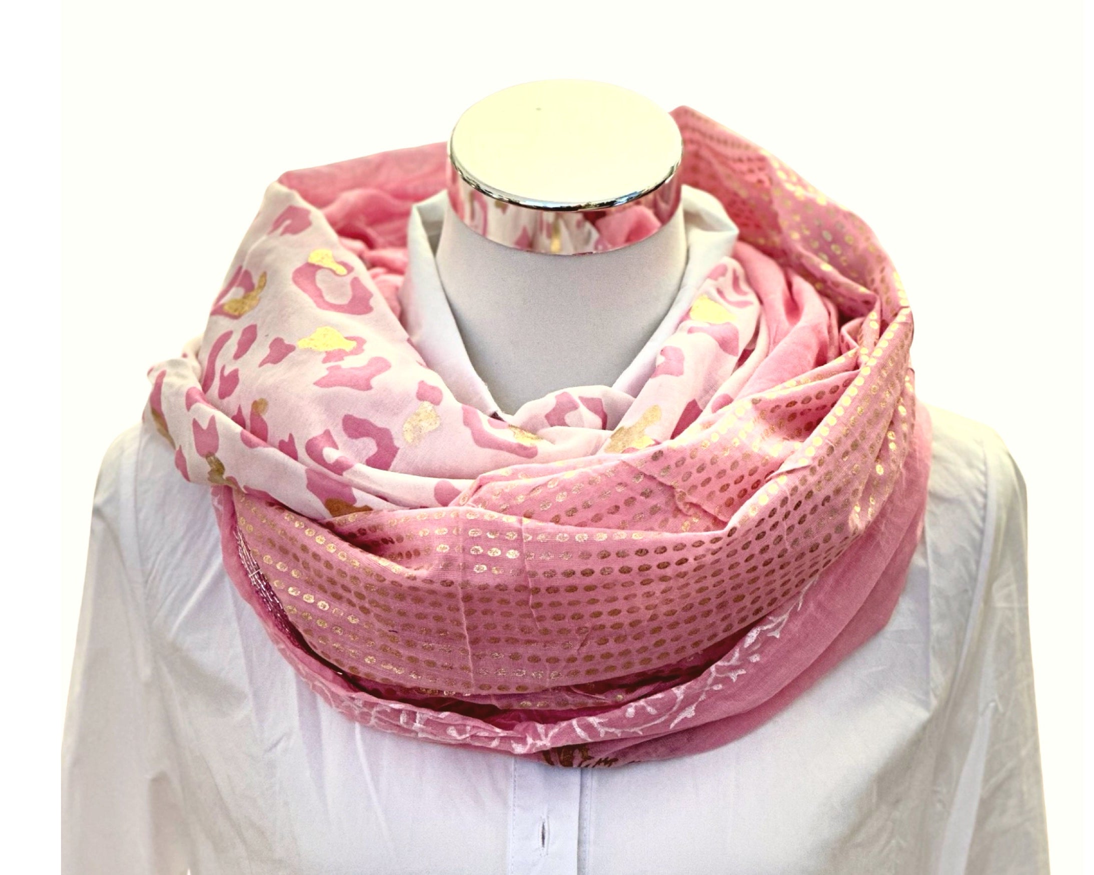 Rosa Tuch im Boho-Style | Leo | zartes Pink mit gold bedruckt | mit Quasten