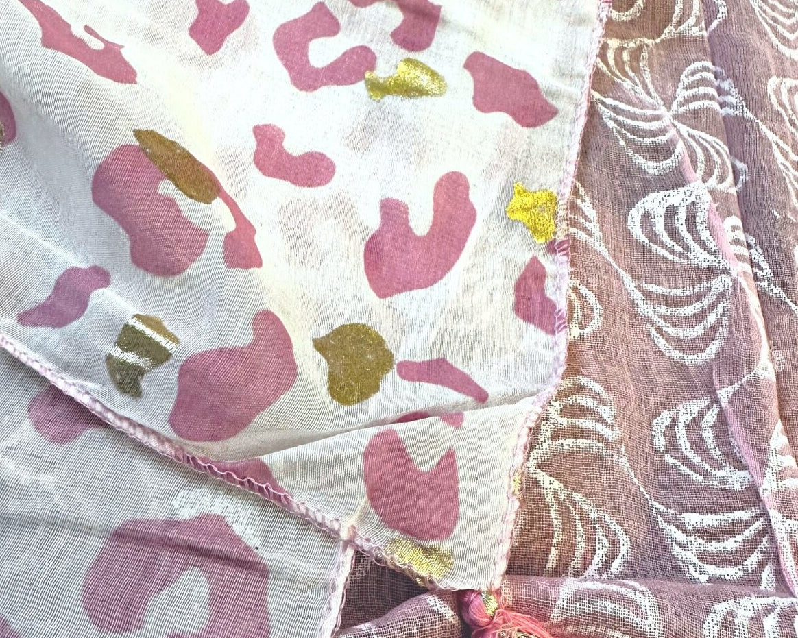 Rosa Tuch im Boho-Style | Leo | zartes Pink mit gold bedruckt | mit Quasten