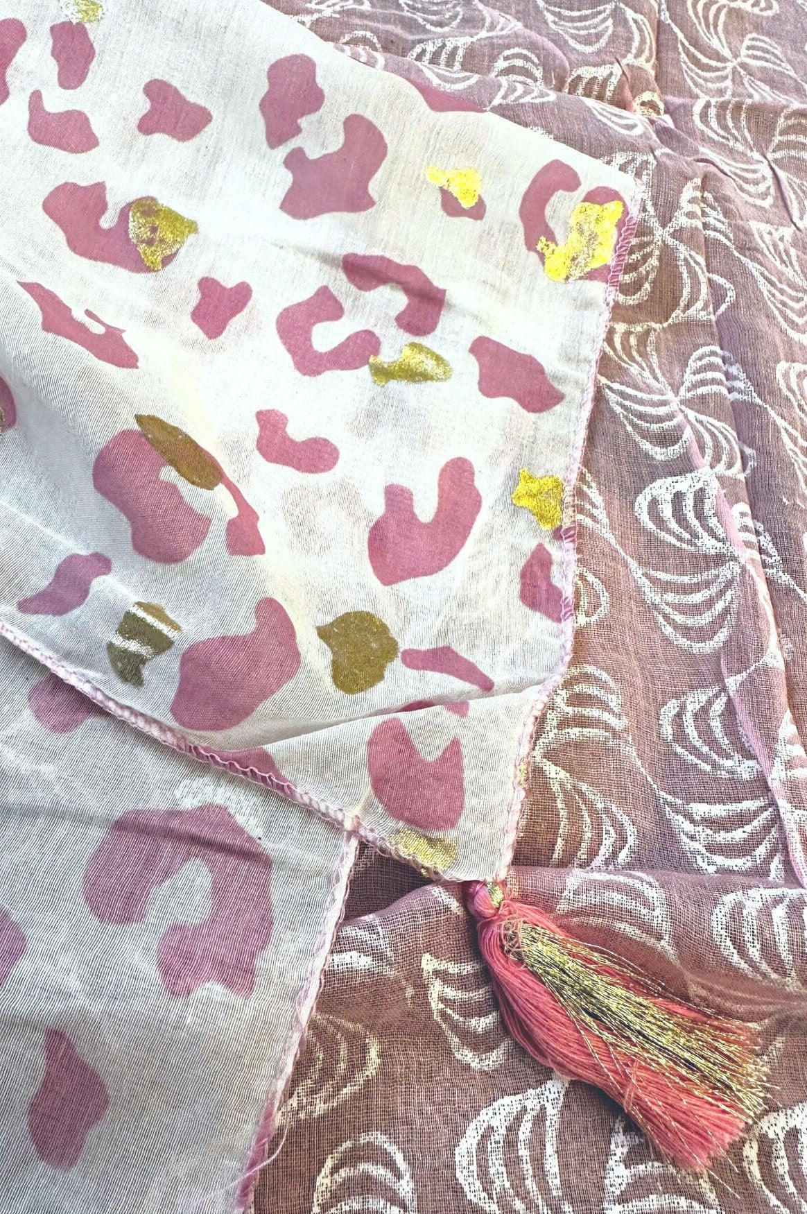 Rosa Tuch im Boho-Style | Leo | zartes Pink mit gold bedruckt | mit Quasten