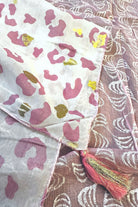 Rosa Tuch im Boho-Style | Leo | zartes Pink mit gold bedruckt | mit Quasten