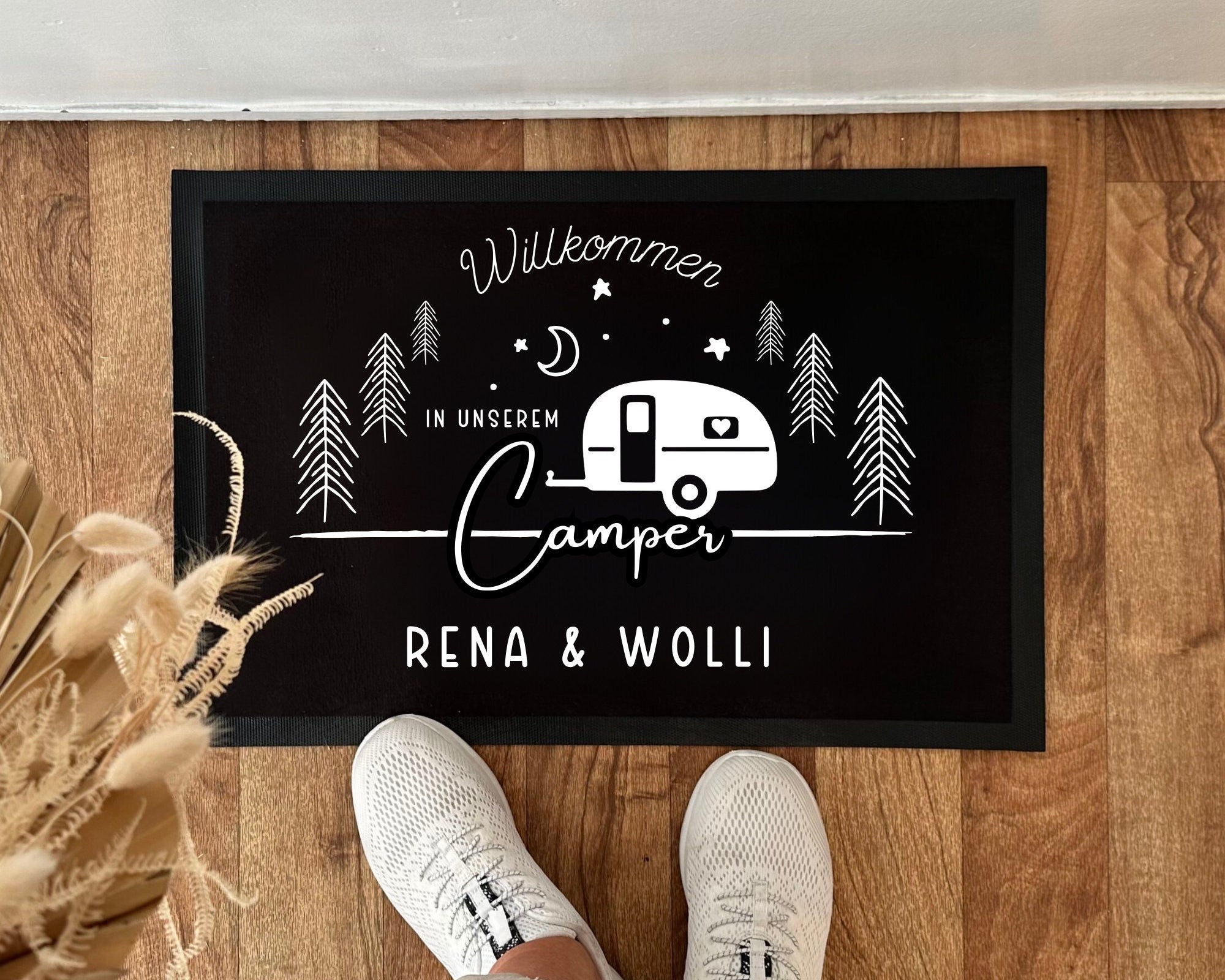 Camper Fußmatte | Personalisierte Fußmatte Camping | Geschenk Wohnmobil | schwarzer Fußabtreter mit Namen | WoMo nach Wahl einsetzbar