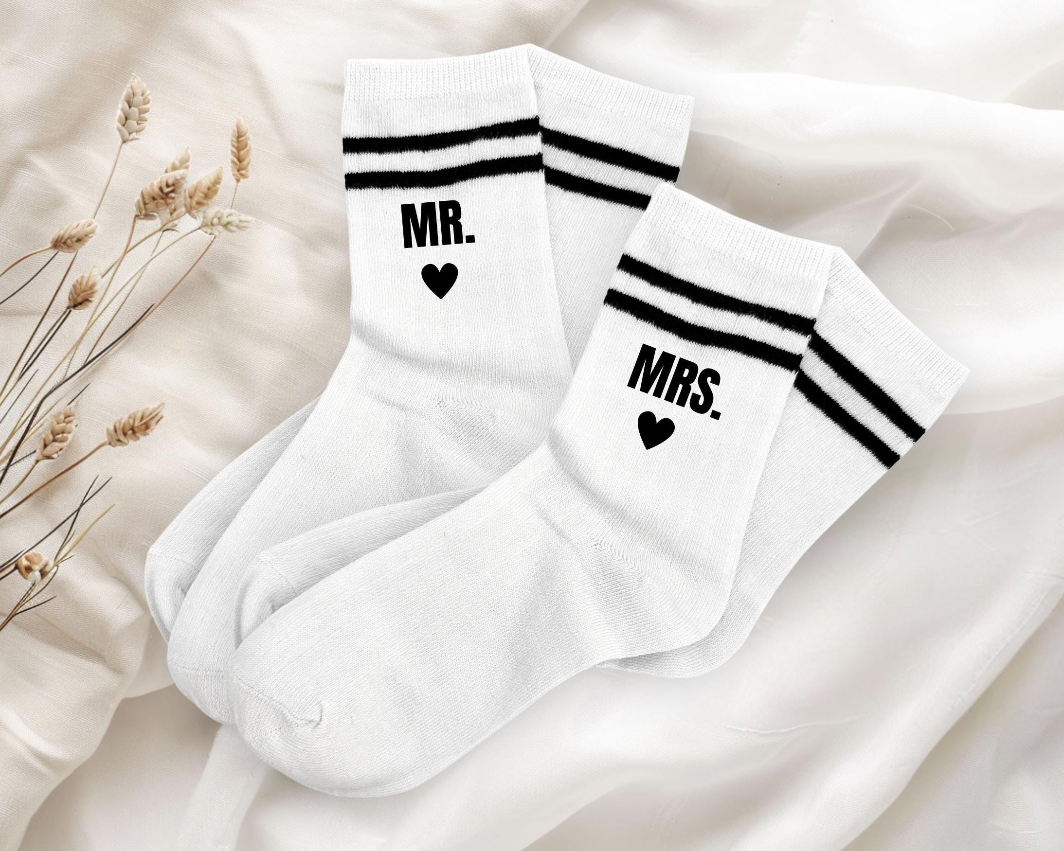 Socken für das Hochzeitspaar | Mr. und Mrs. | weiße Socken mit schwarzer Schrift