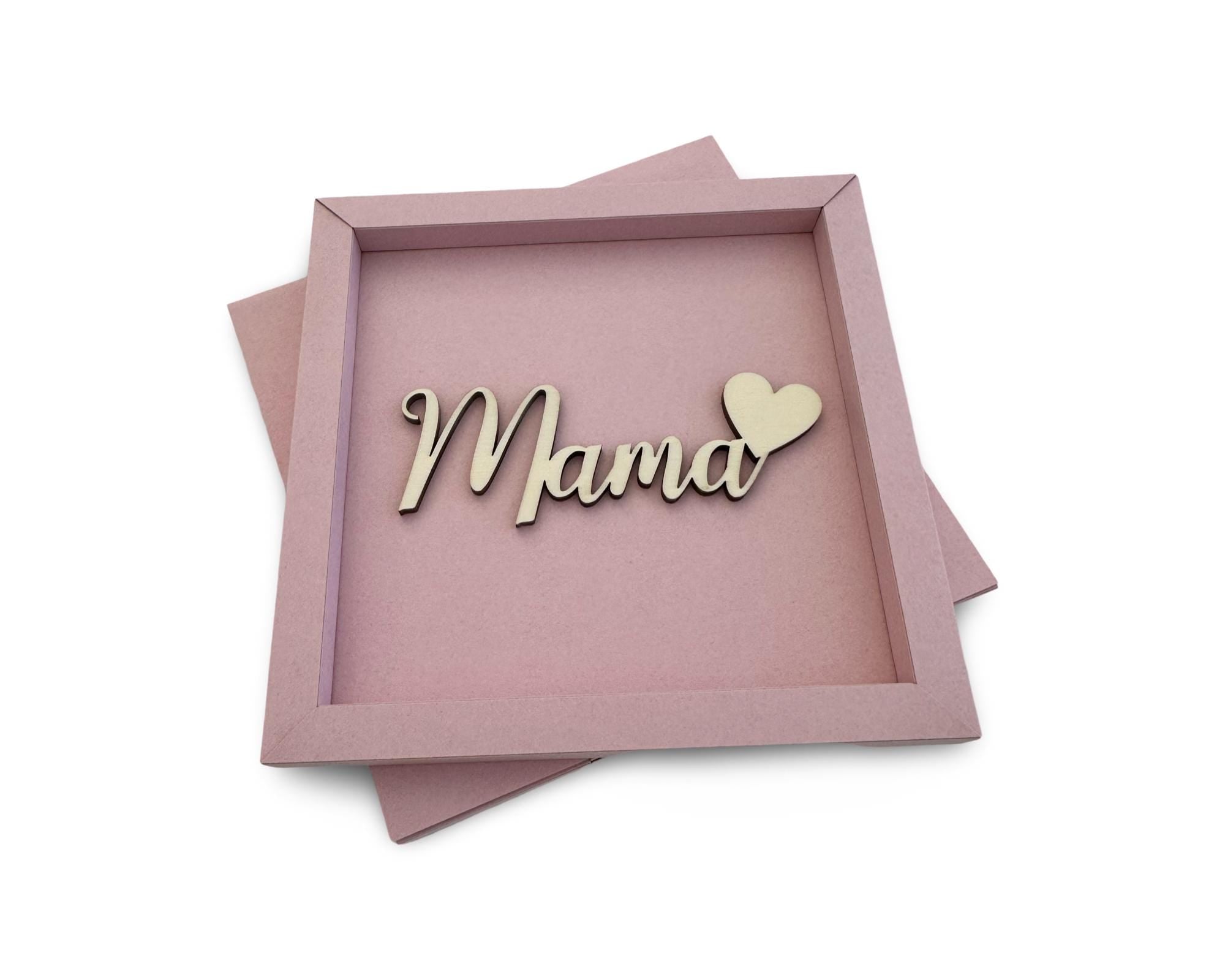 Mama | Schriftzug aus Holz | 3D-Karte Bild mit filigraner Holzschrift | rosa pink, grau | Muttertag