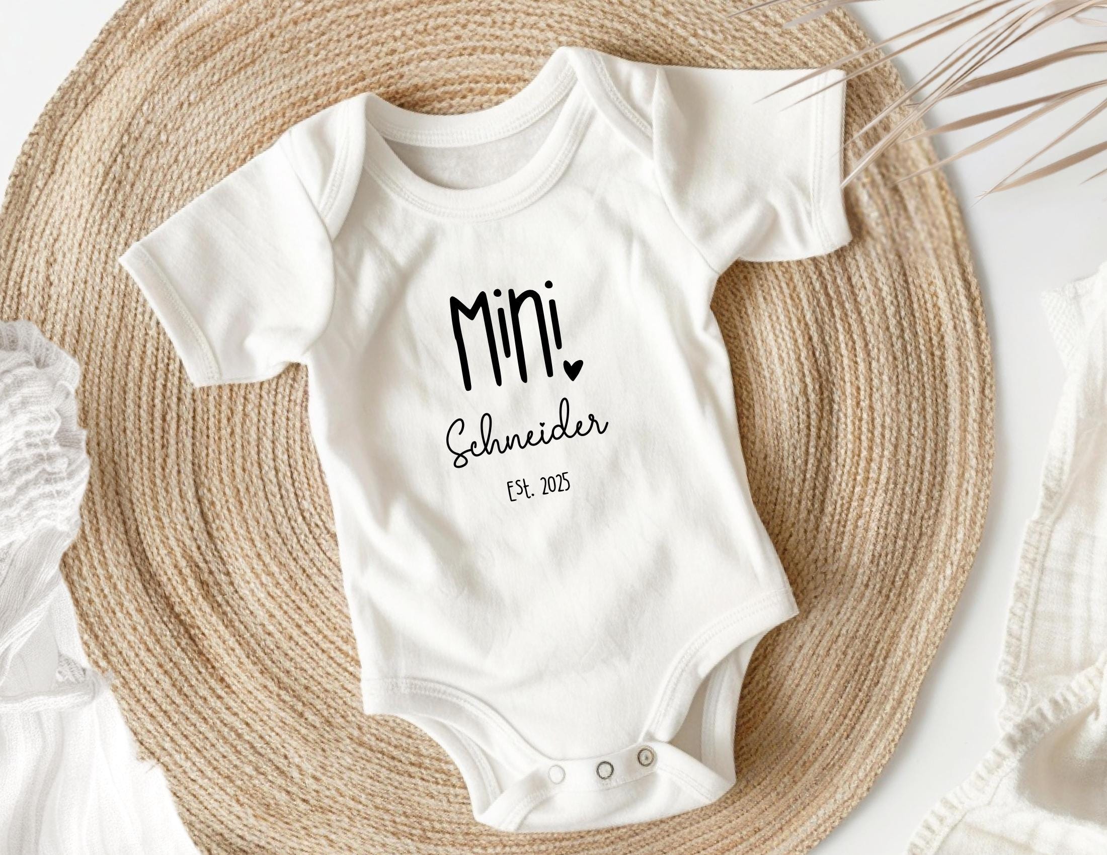 Baby Body - personalisiert mit Name und Jahreszahl | MINI Name Est. | in diversen Größen und Schriftfarben