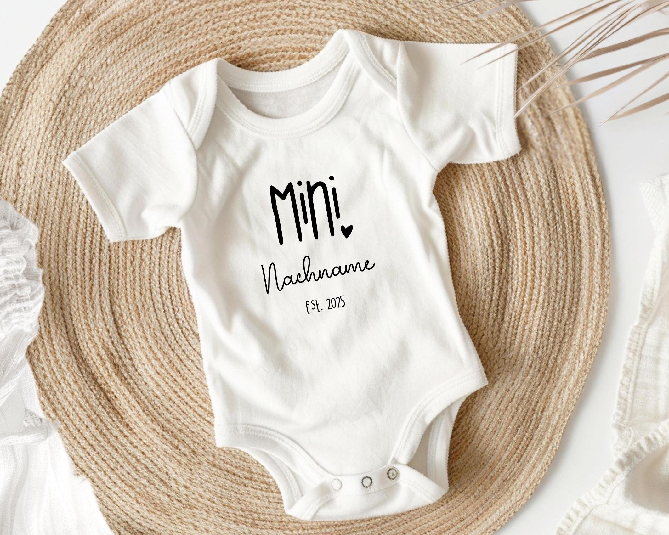 Baby Body - personalisiert mit Name und Jahreszahl | MINI Name Est. | in diversen Größen und Schriftfarben