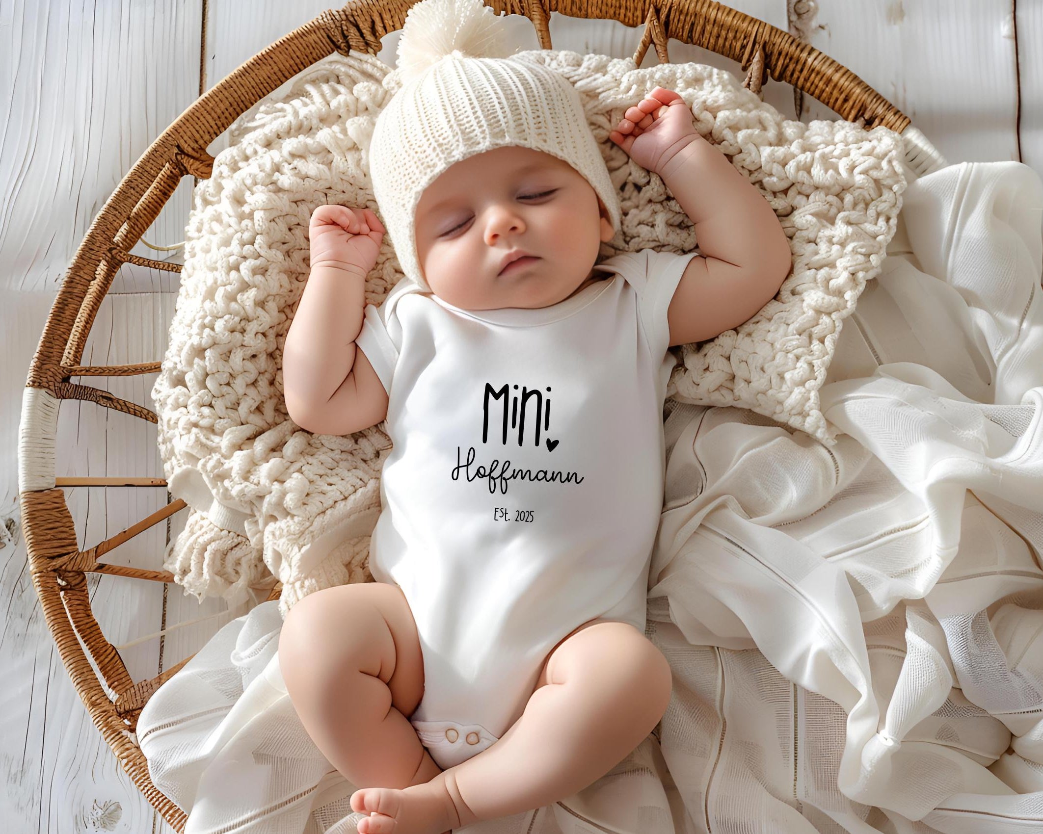 Baby Body - personalisiert mit Name und Jahreszahl | MINI Name Est. | in diversen Größen und Schriftfarben