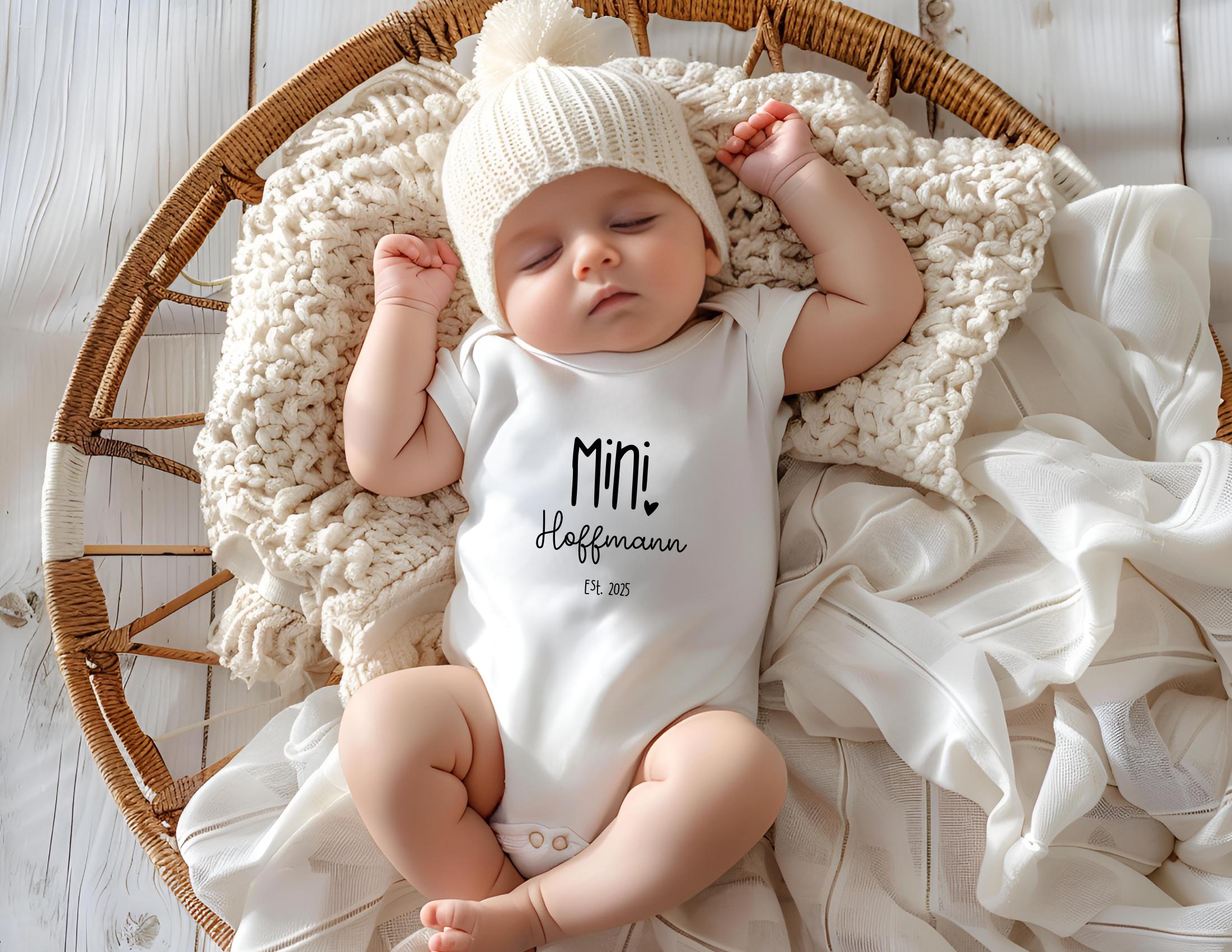 Baby Body - personalisiert mit Name und Jahreszahl | MINI Name Est. | in diversen Größen und Schriftfarben