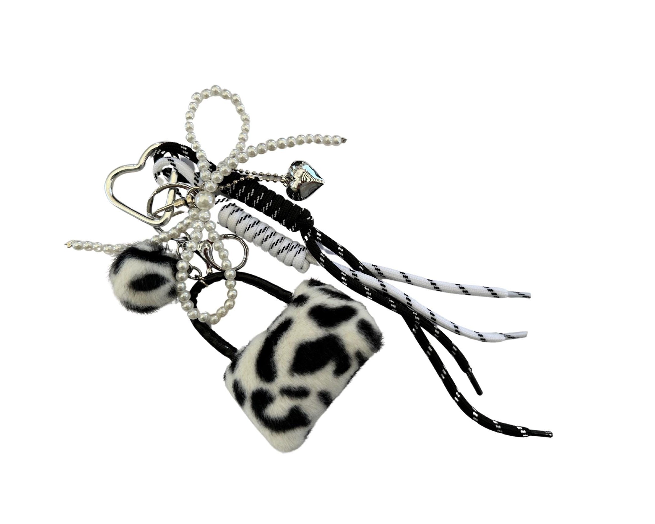 Anhänger Tasche schwarz weiß | Taschenschmuck Tasche Herz Seile Perlenschnur | Leofell Bag Charm