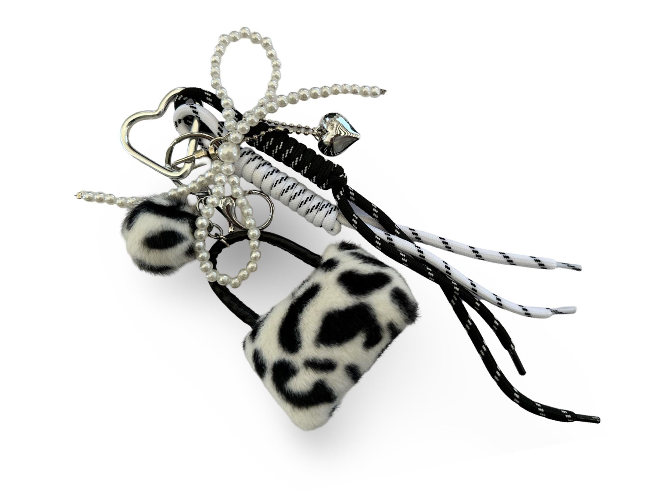 Anhänger Tasche schwarz weiß | Taschenschmuck Tasche Herz Seile Perlenschnur | Leofell Bag Charm