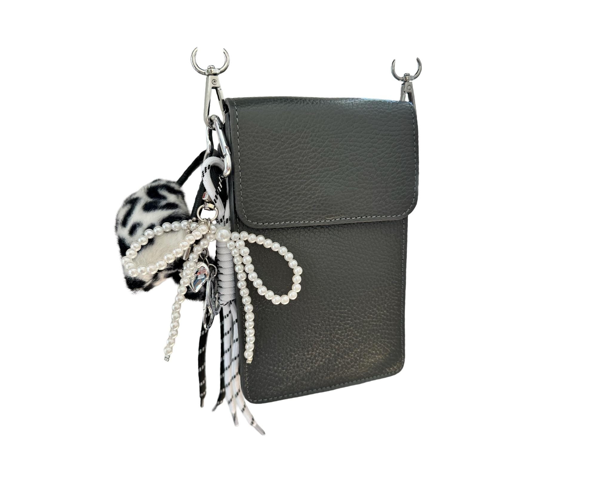 Anhänger Tasche schwarz weiß | Taschenschmuck Tasche Herz Seile Perlenschnur | Leofell Bag Charm