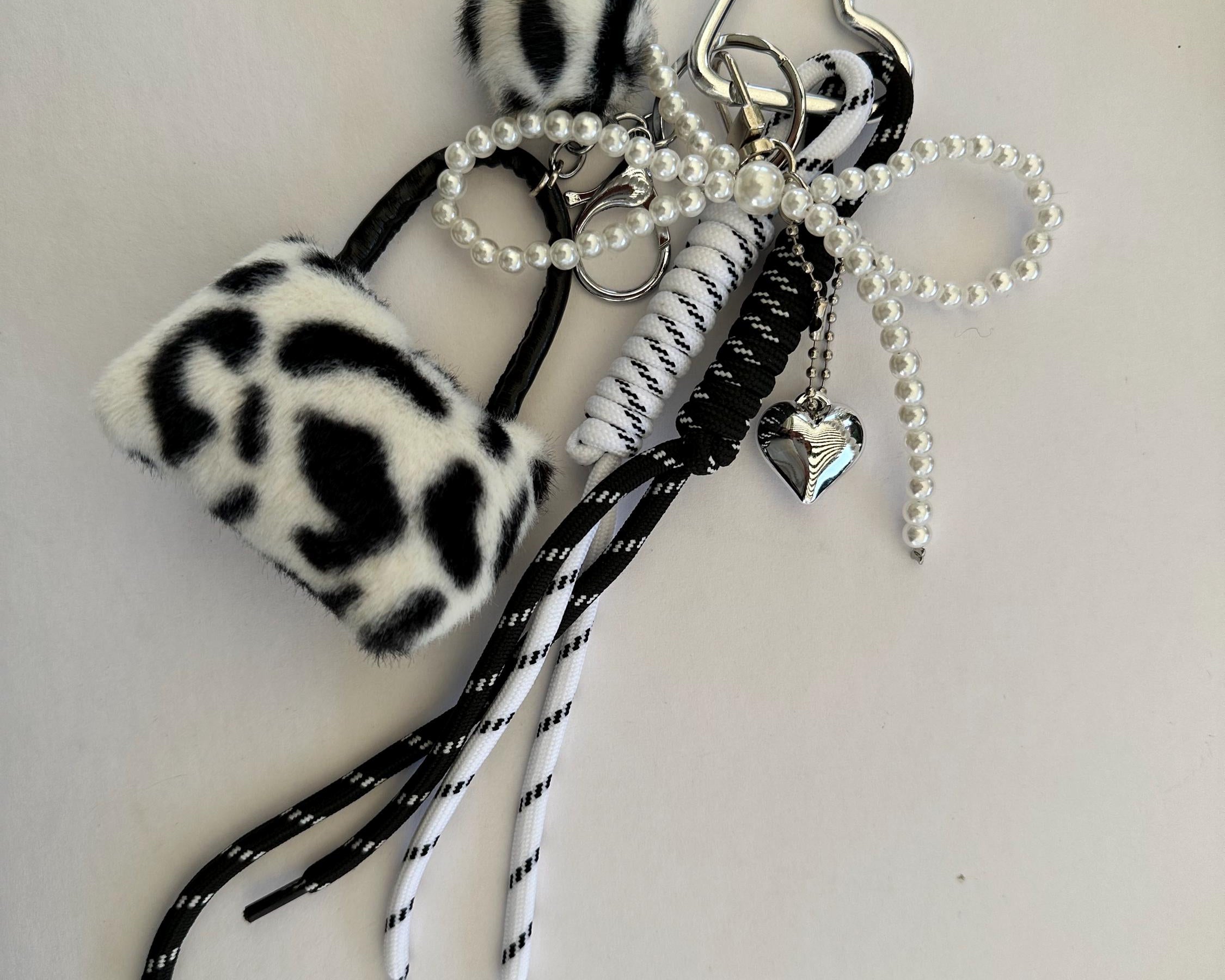 Anhänger Tasche schwarz weiß | Taschenschmuck Tasche Herz Seile Perlenschnur | Leofell Bag Charm