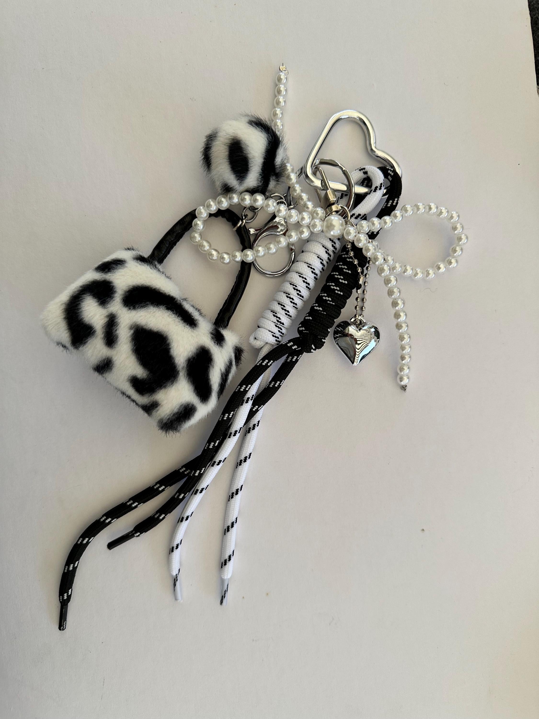 Anhänger Tasche schwarz weiß | Taschenschmuck Tasche Herz Seile Perlenschnur | Leofell Bag Charm