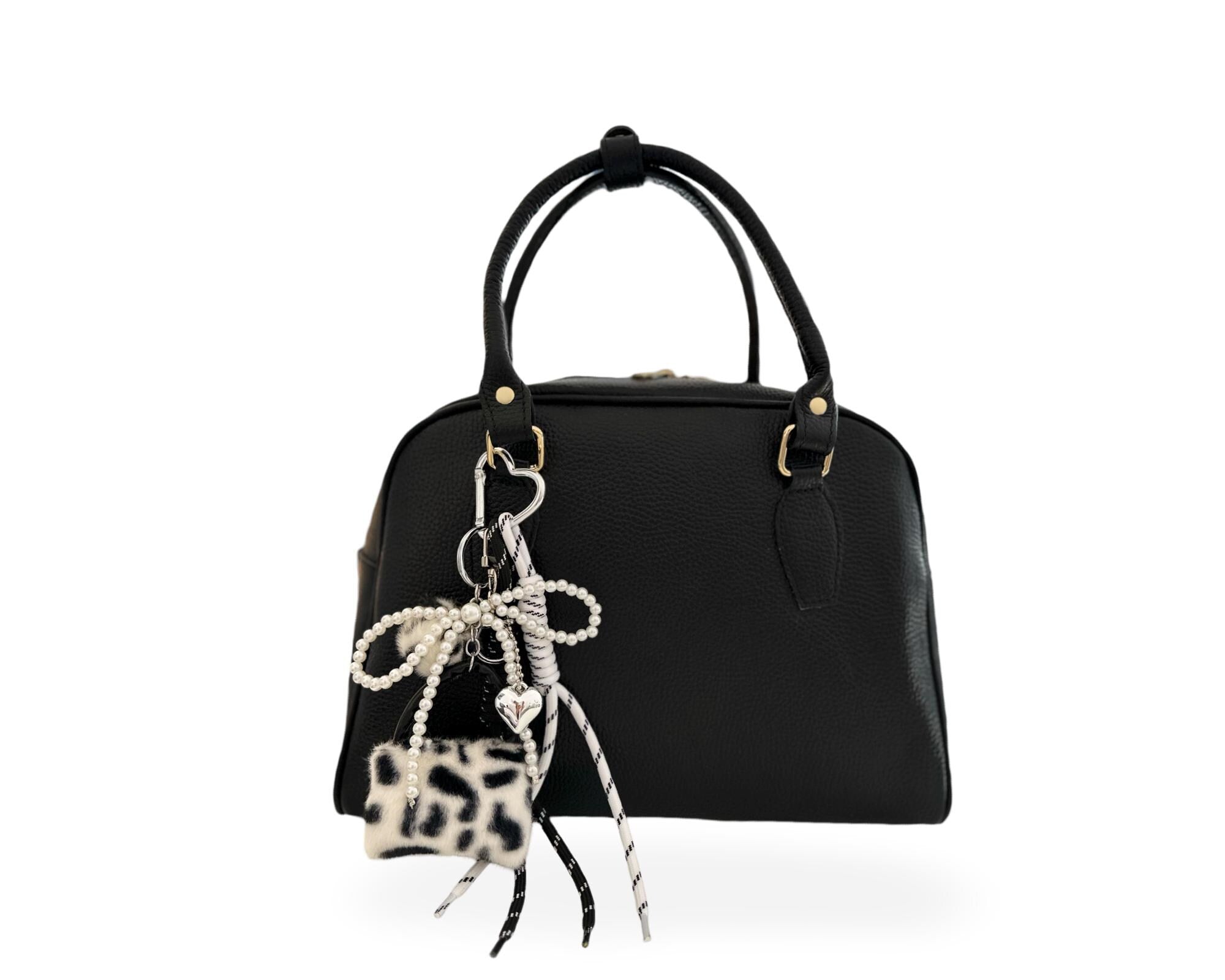 Anhänger Tasche schwarz weiß | Taschenschmuck Tasche Herz Seile Perlenschnur | Leofell Bag Charm