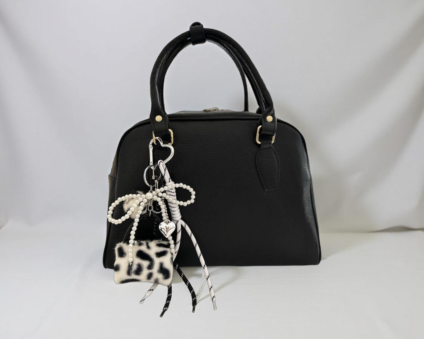 Anhänger Tasche schwarz weiß | Taschenschmuck Tasche Herz Seile Perlenschnur | Leofell Bag Charm