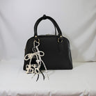 Anhänger Tasche schwarz weiß | Taschenschmuck Tasche Herz Seile Perlenschnur | Leofell Bag Charm