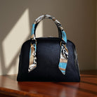 Twilly: seidiges Band | schmaler Schal in türkis beige gemustert für Handtasche, als Halstuch oder Armband