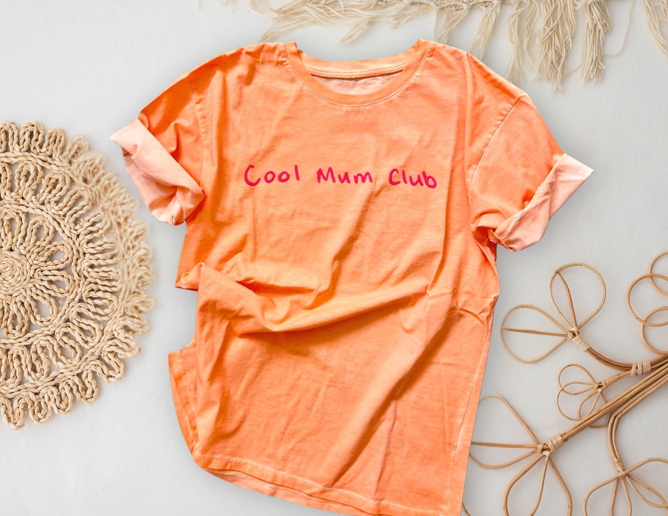 Cool Mum Club Shirt | Orange Dyed Wash T-Shirt | Schrift in pink | One Size | Geschenk fĂŒr Mamas | Vintage Look